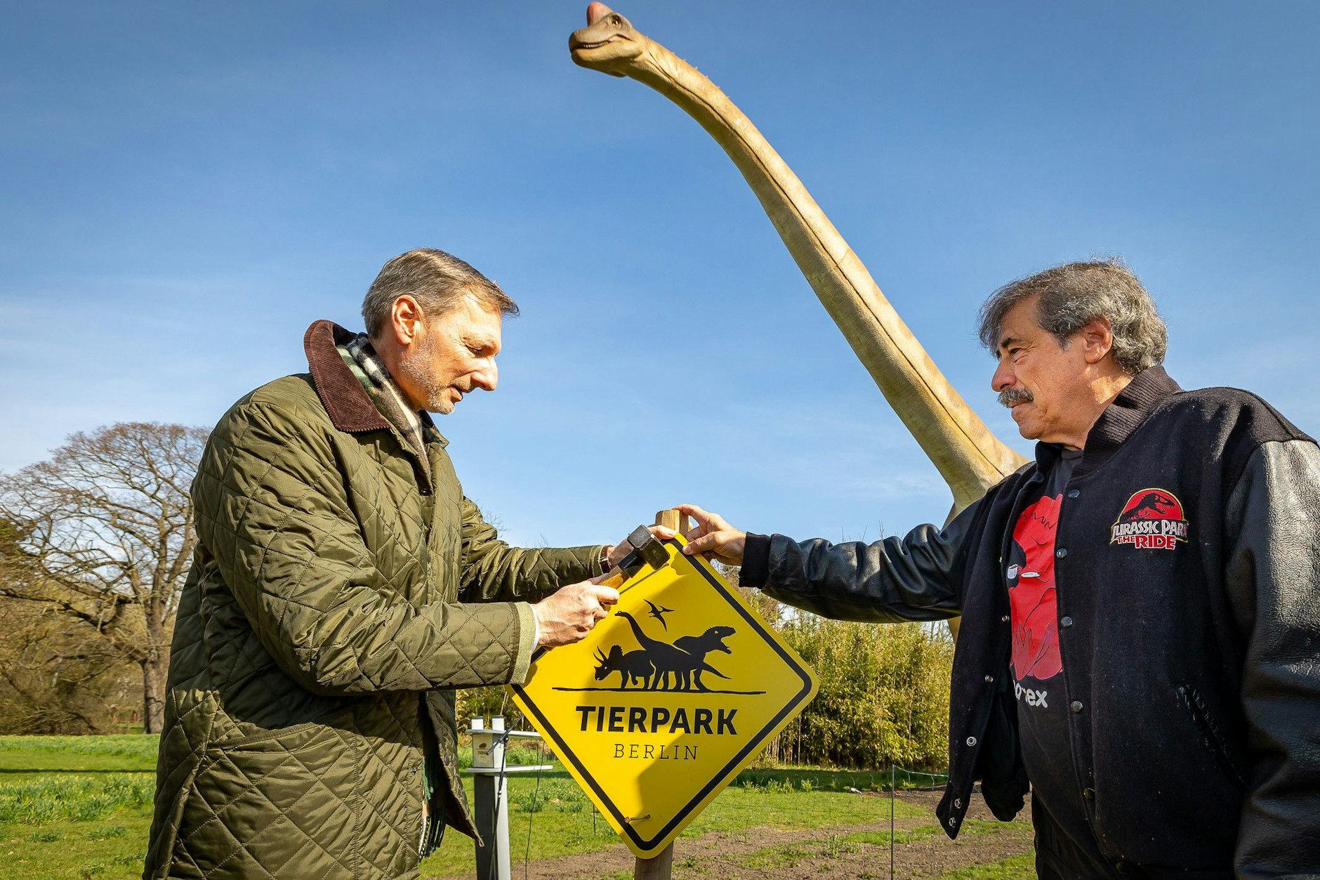 Andreas Knieriem und Dino Don bei der Eröffnung der großen Dino-Schau.&nbsp;
