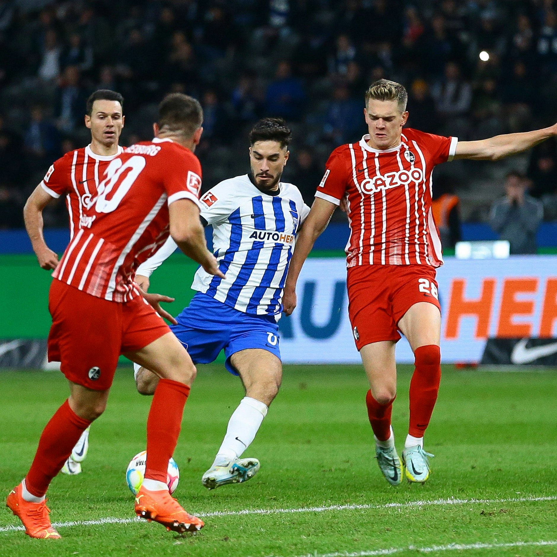Suat Serdar traf im Hinspiel zum 2:1 für Hertha BSC gegen den SC Freiburg. Es reichte nicht. Am Ende stand es 2:2.