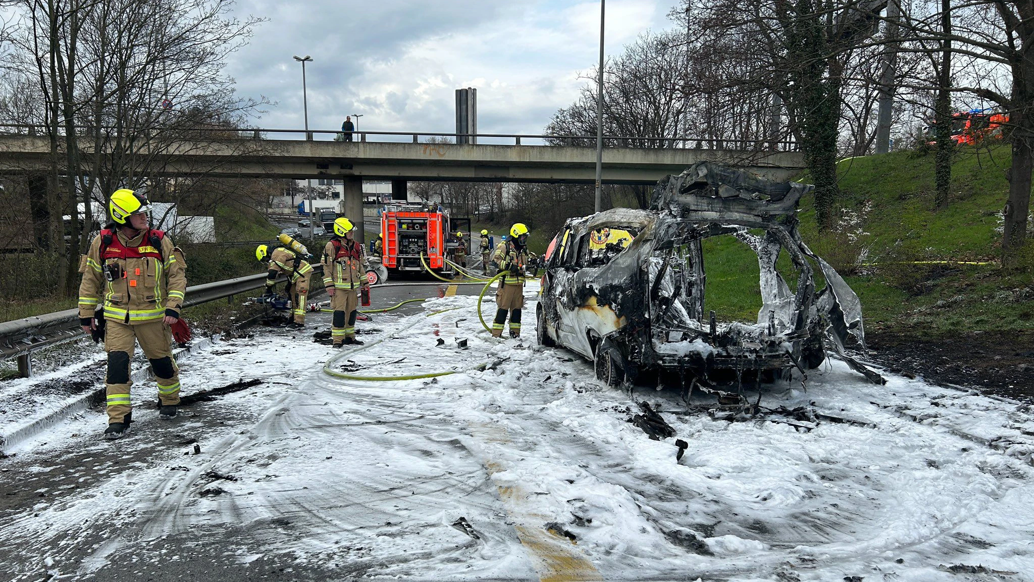 Wie eine geplatzte Konservendose, so beschrieb der Feuerwehrsprecher den ausgebrannten Krankentransportwagen