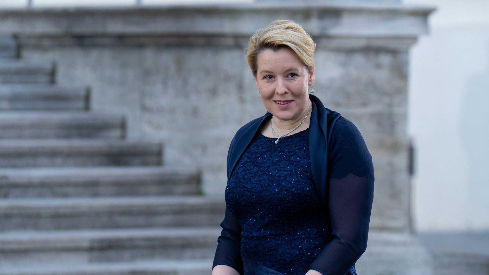 Berlins Regierende Franziska Giffey auf dem Weg zum Staatsbankett. Am Donnerstag wird sie mit König Charles shoppen gehen.