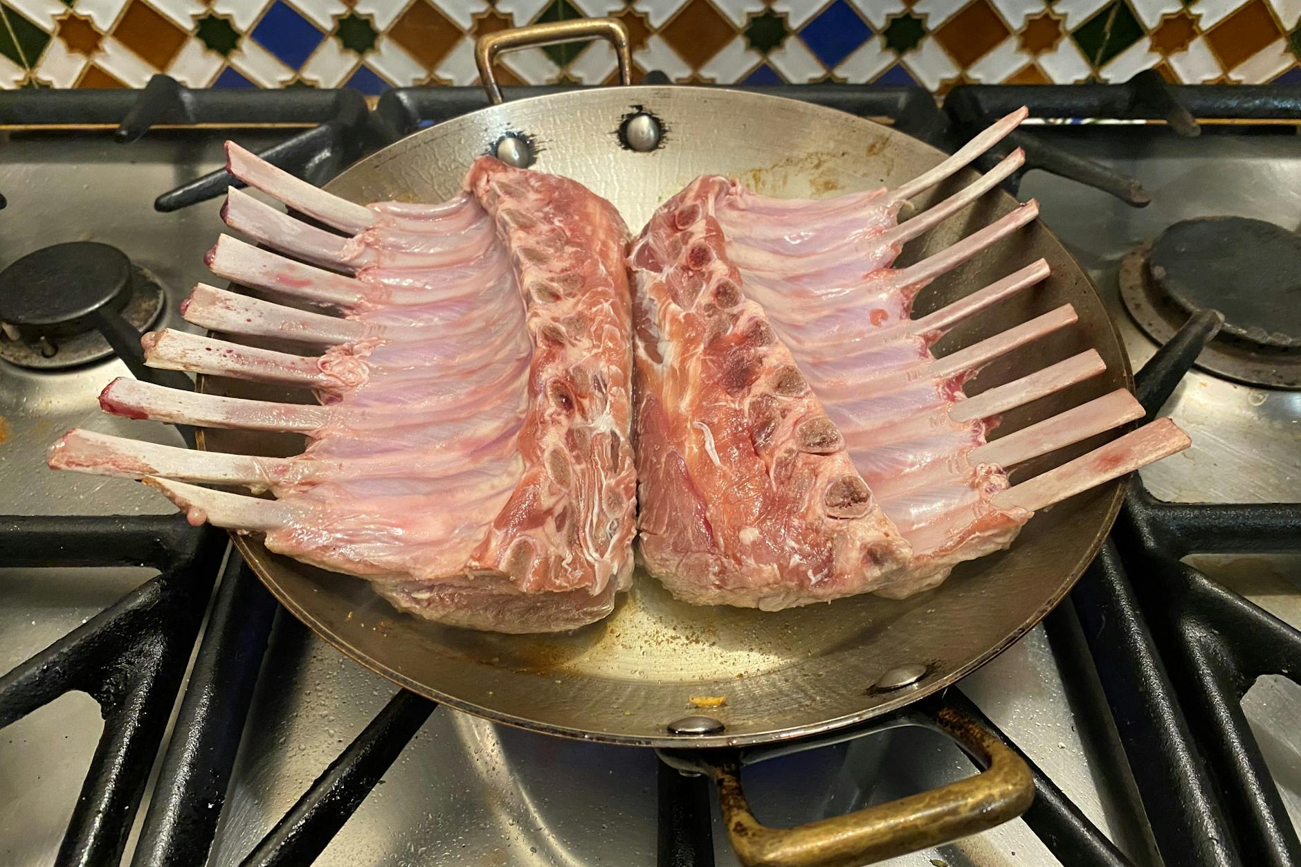 Lammkarrees in der Pfanne: Dieses Stück vom Lamm ist das begehrteste. Dabei schmecken auch Schultern oder Haxen wunderbar.