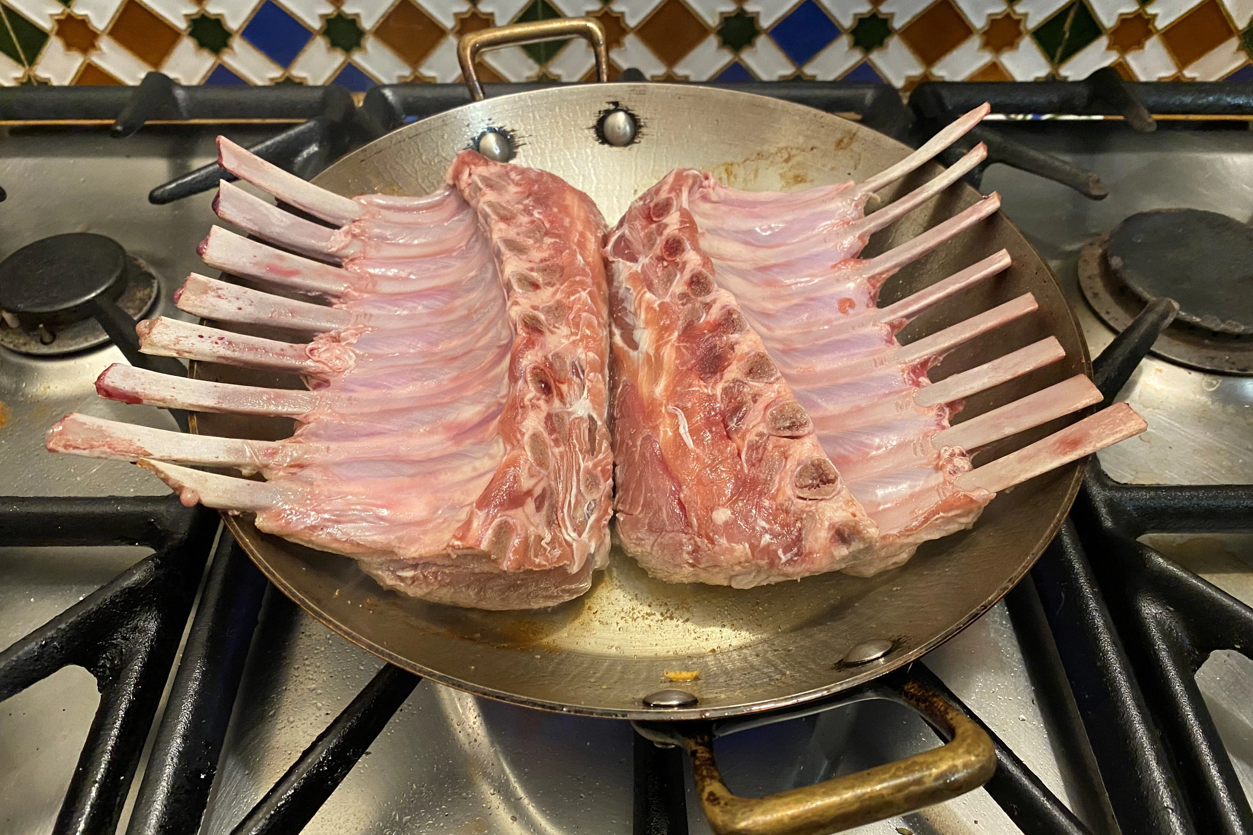 Lammkarrees in der Pfanne: Dieses Stück vom Lamm ist das begehrteste. Dabei schmecken auch Schultern oder Haxen wunderbar.