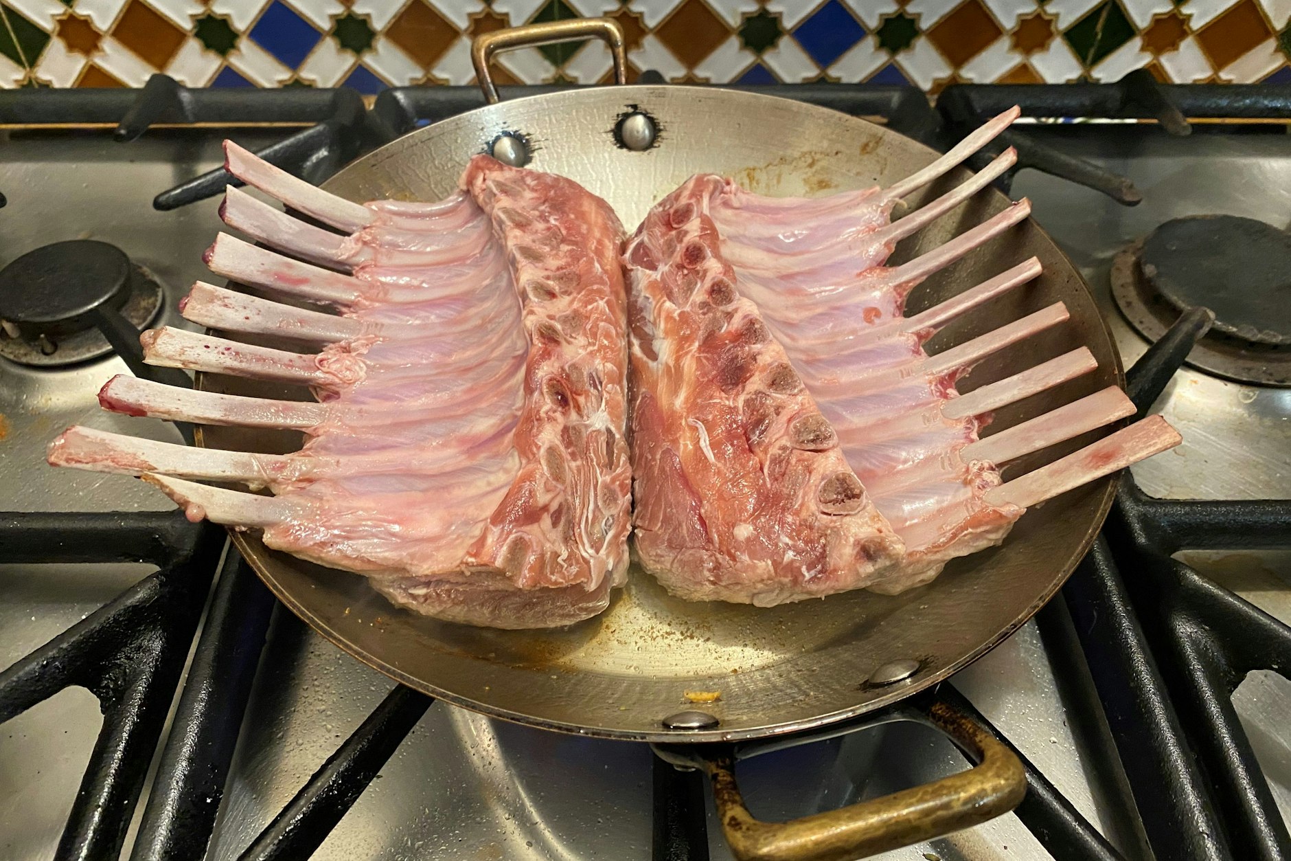 Lammkarrees in der Pfanne: Dieses Stück vom Lamm ist das begehrteste. Dabei schmecken auch Schultern oder Haxen wunderbar.