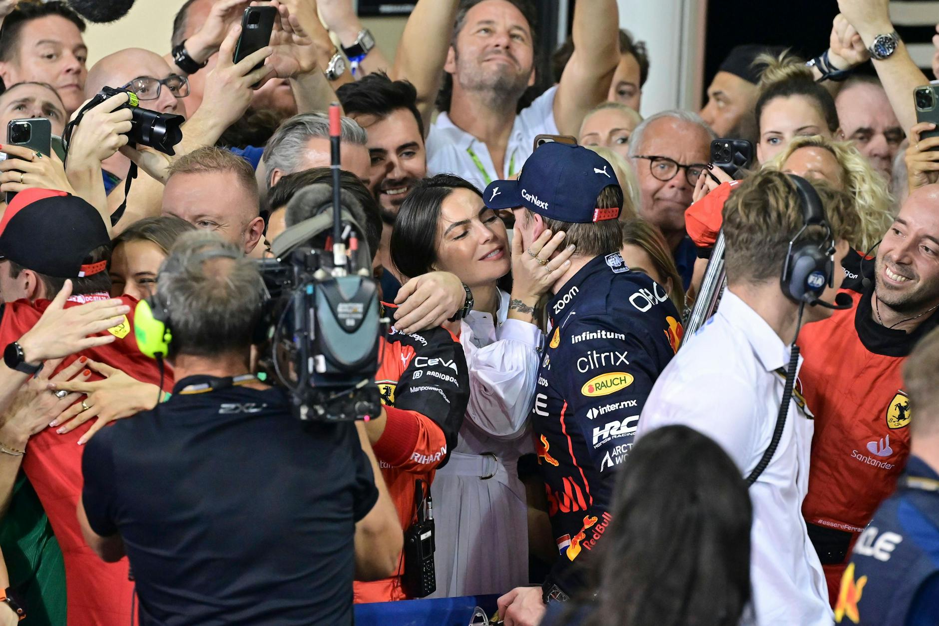 Max Verstappen und Freundin Kelly Piquet feiern im November 2022 in Abu Dhabi inmitten des Red-Bull-Teams den zweiten WM-Titel des niederländischen Formel-1-Fahrers.