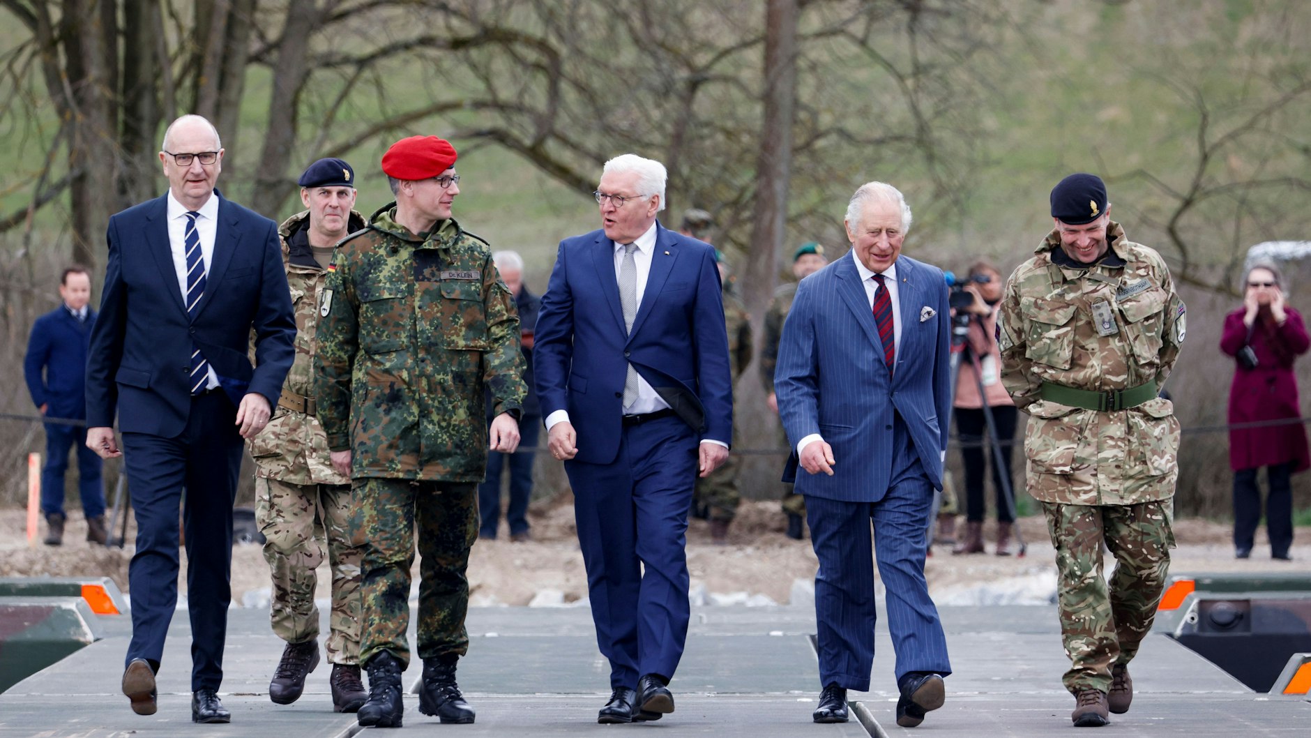 Brandenburgs Ministerpräsident Dietmar Woidke, der Kommandeur des deutsch-britischen Pionier-Bataillons Stefan Klein, sein Vize Ian Higginbotham, sowie der britische König Charles III. und Bundespräsident Frank-Walter Steinmeier beim Soldaten-Besuch in Finowfurt.