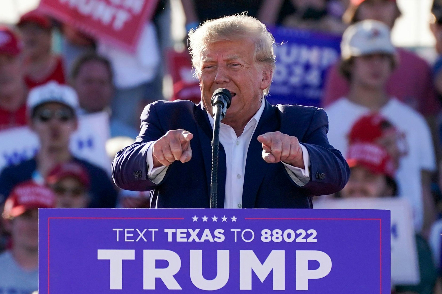 dpatopbilder - Ex-US-Präsident Donald Trump bei einer Wahlkampfveranstaltung in Texas.  
