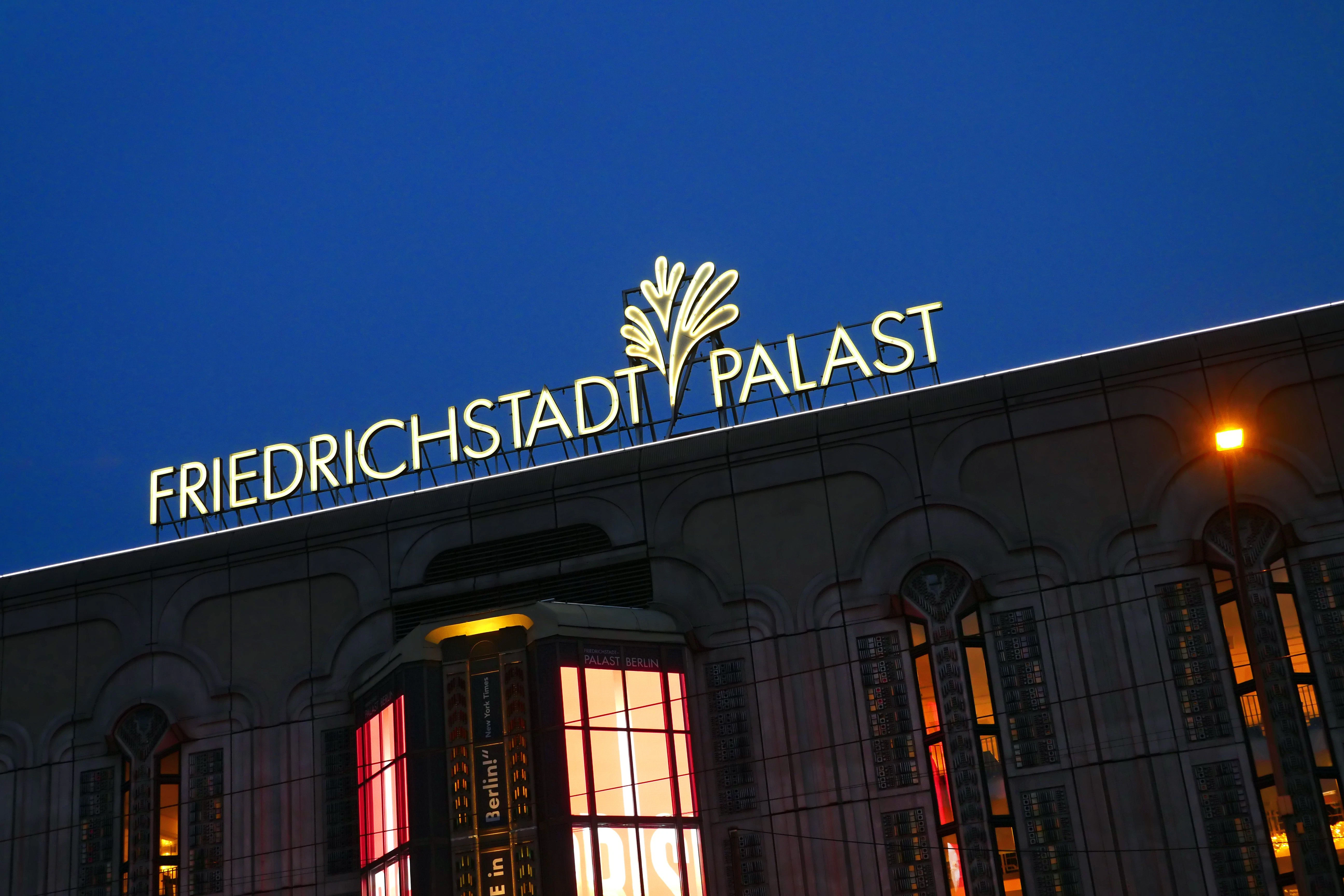 Blick auf den Friedrichstadt-Palast in der Dämmerung