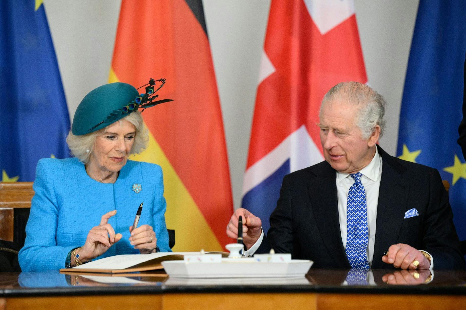 Charles und Camilla trugen sich auch ins Gästebuch im Schloss Bellevue ein. Am Freitag geht es für das royale Paar nach Hamburg.