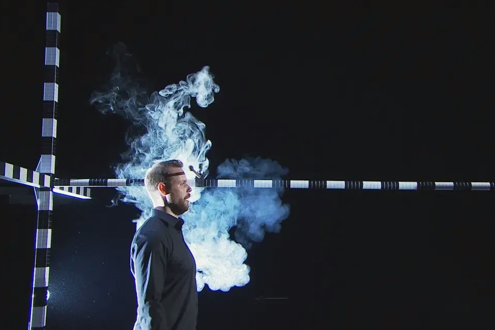 Ausgeatmete Viren verteilen sich nicht in Tröpfchenform, sondern als feiner Aerosolnebel im Raum. Bild aus einer Aerosolstudie mit Chorsängern des Bayerischen Rundfunks, 2020.