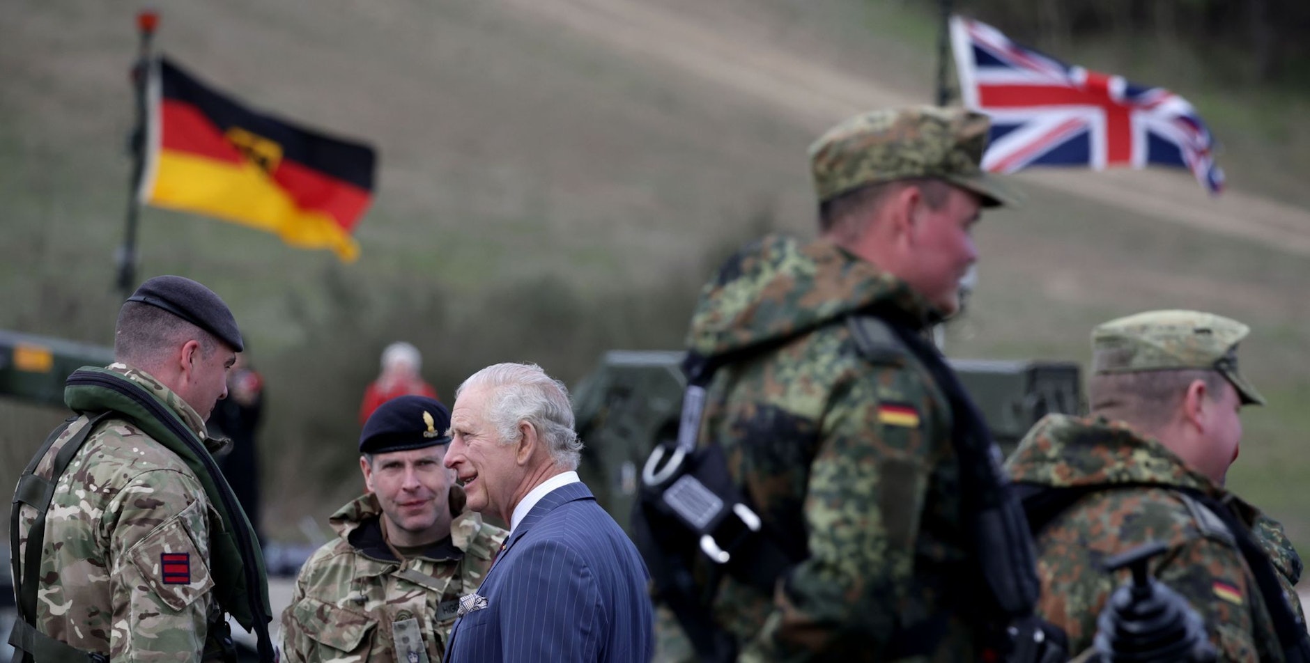 dpatopbilder - Großbritanniens König Charles III. (M) spricht mit Soldaten.  