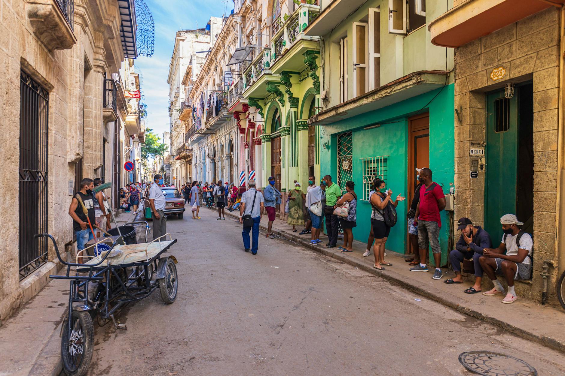 Warteschlange vor einem Laden in Trinidad, Kuba. Die Abschaffung des Doppelwährungssystems brachte dramatische Preissteigerungen und lange Warteschlangen mit sich.