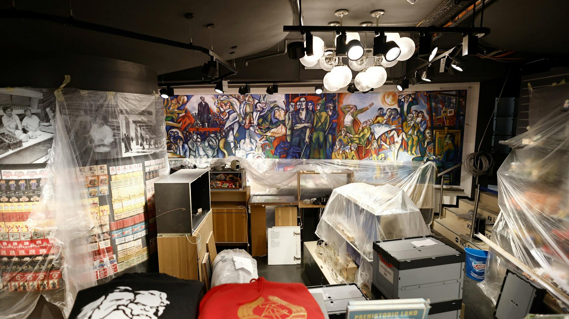 Planen liegen zum Schutz über den Artikeln im Souvenirshop bei Renovierungsarbeiten im DDR-Museum. Drei Monate nach dem Platzen des Aquariums in einem Berliner Hotel steht das ebenfalls betroffene DDR-Museum kurz vor der Wiedereröffnung.