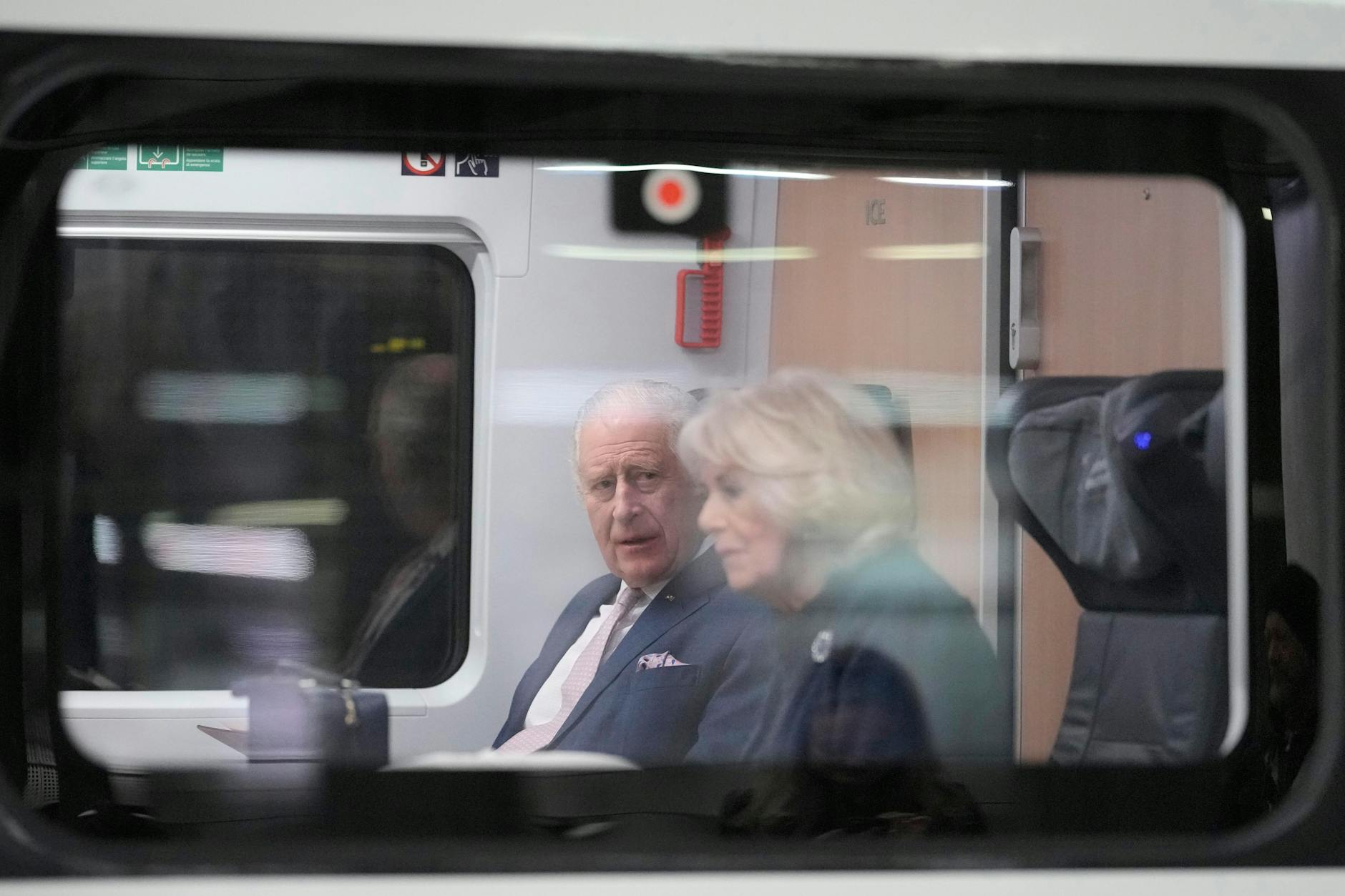 König Charles III. und die Königsgemahlin Camilla sitzen in einem ICE der Deutschen Bahn am Berliner Hauptbahnhof. 