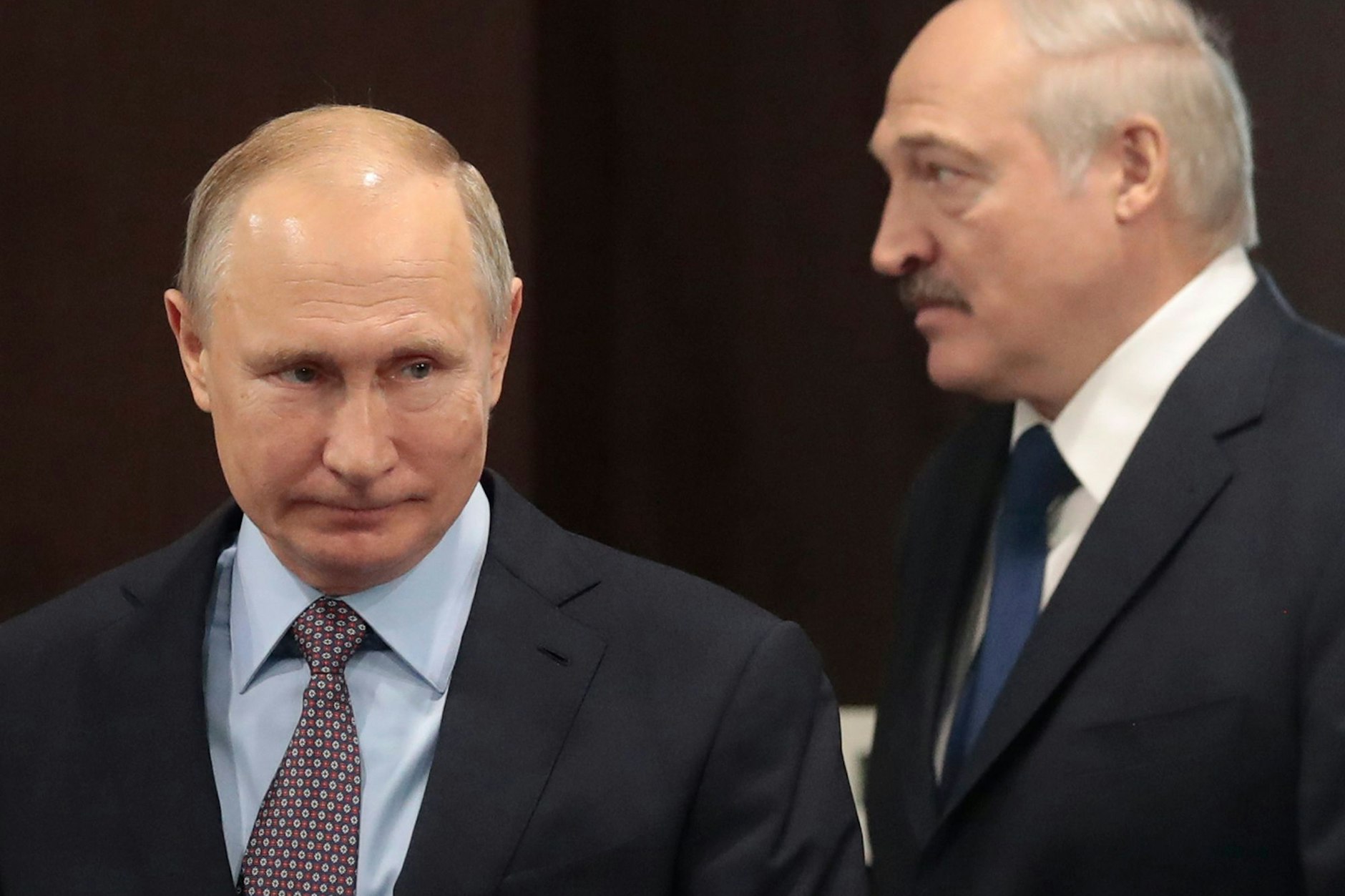 Sotschi, Russland: Alexander Lukaschenko (r.), Präsident von Belarus, und Wladimir Putin, Präsident von Russland, treffen sich zu einem gemeinsamen Gespräch. Archivfoto, den 15.2.2019.