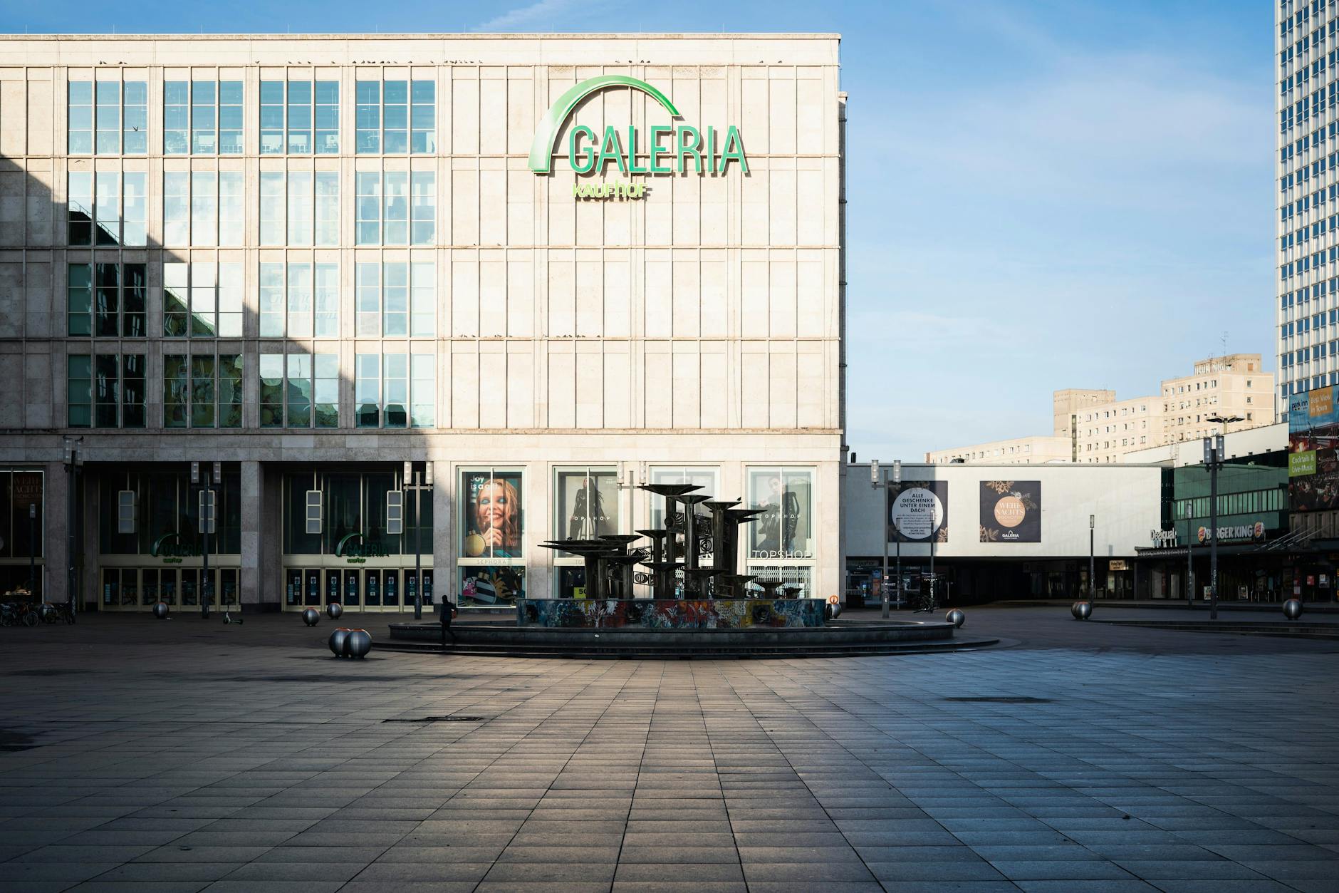Galeria Kaufhof am Berliner Alexanderplatz. Die Konzernspitze fordert von den Beschäftigten einen Lohnverzicht.