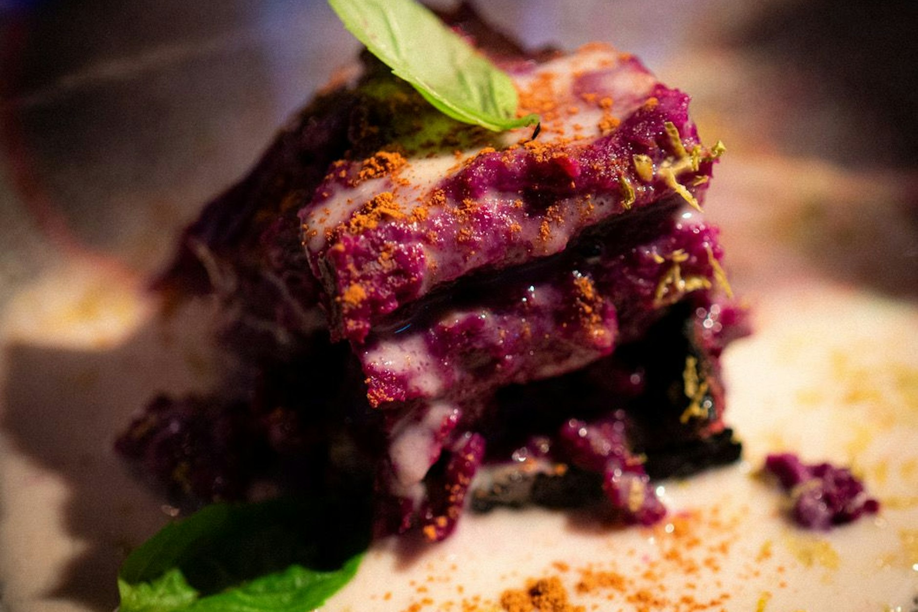 Verkohlte Süßkartoffel in Tonkacreme