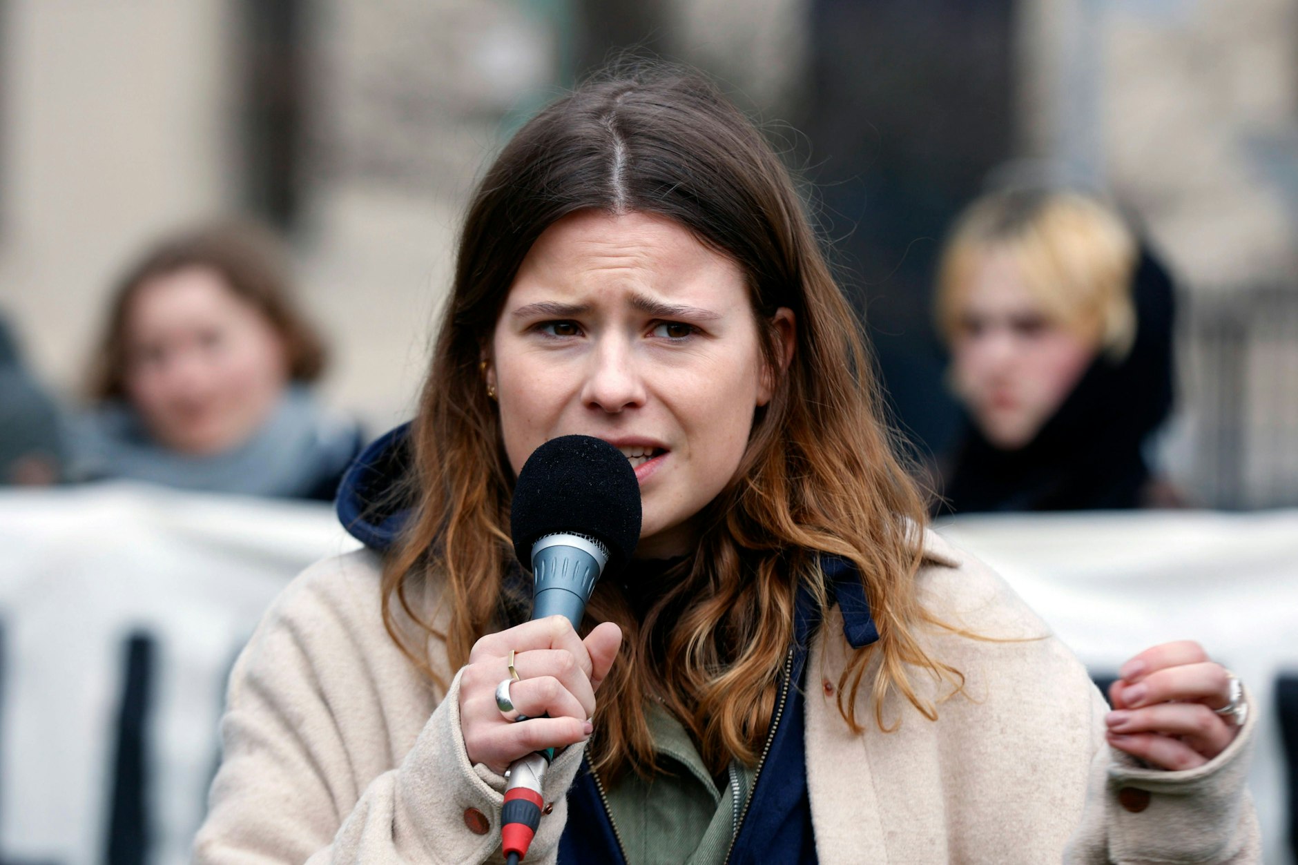 Berlin: Aktivistin Luisa Neubauer fordert auf der Demo die Einhaltung der Klimaziele.