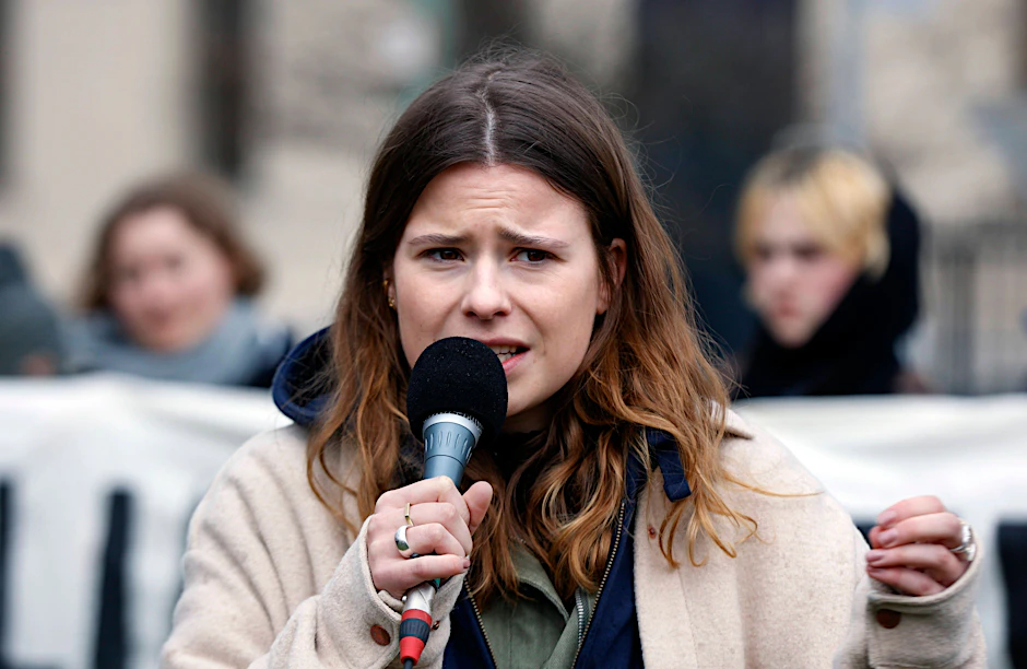Berlin: Aktivistin Luisa Neubauer fordert auf der Demo die Einhaltung der Klimaziele.