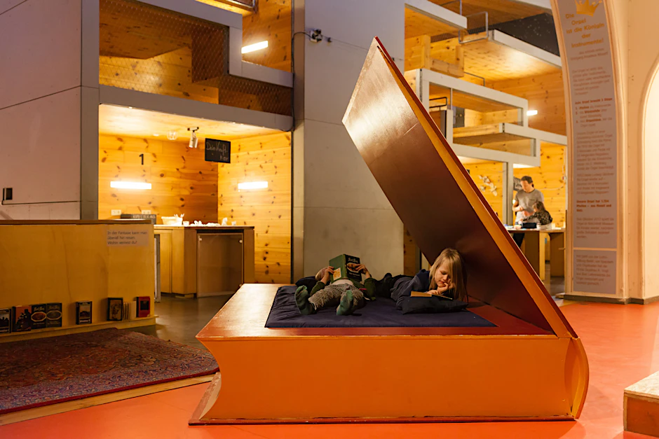 Bücher sind gerade das große Thema im Machmit-Museum. Im Hintergrund: die Werktische und das beliebte Kletterregal.
