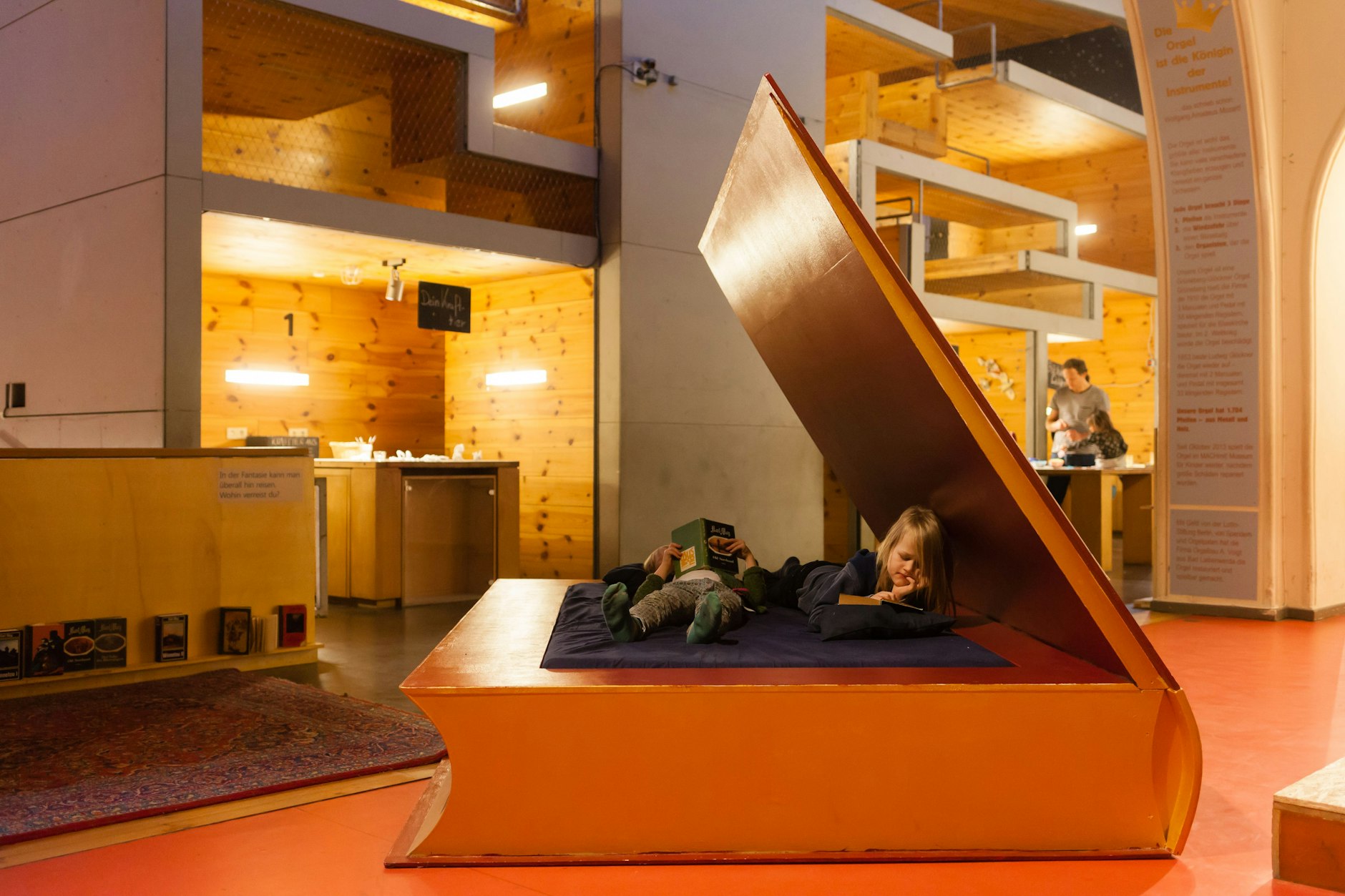 Bücher sind gerade das große Thema im Machmit-Museum. Im Hintergrund: die Werktische und das beliebte Kletterregal.