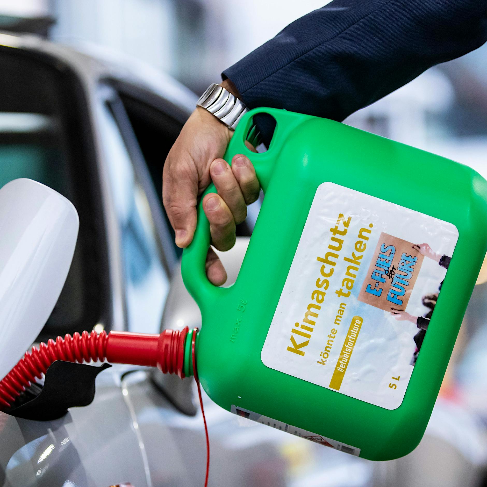 Top-Chemiker entlarvt Mythen über E-Fuels: Keine echte Alternative zu E-Autos