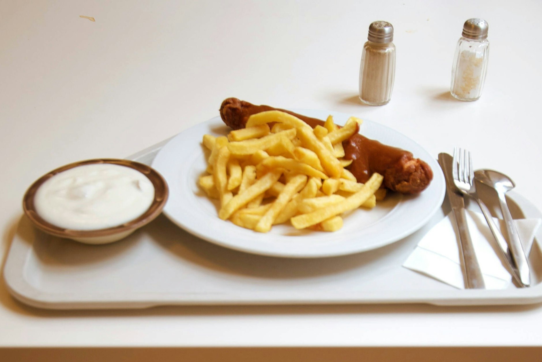 Currywurst mit Nazi-Symbolik in der Speisekarte