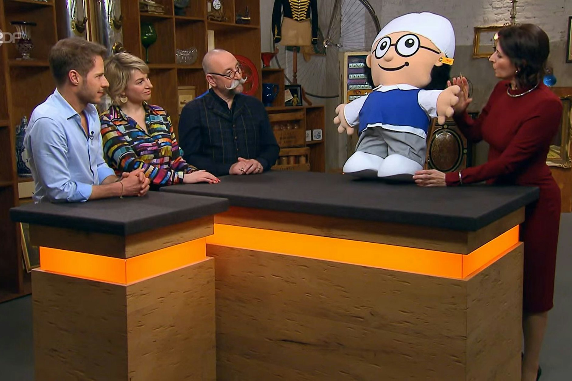 Florian Weiss, Sabine Heinrich, Horst Lichter und Bares für Rares-Expertin Wendela Horz. Mainzel-Figur Det steht zum Verkauf.