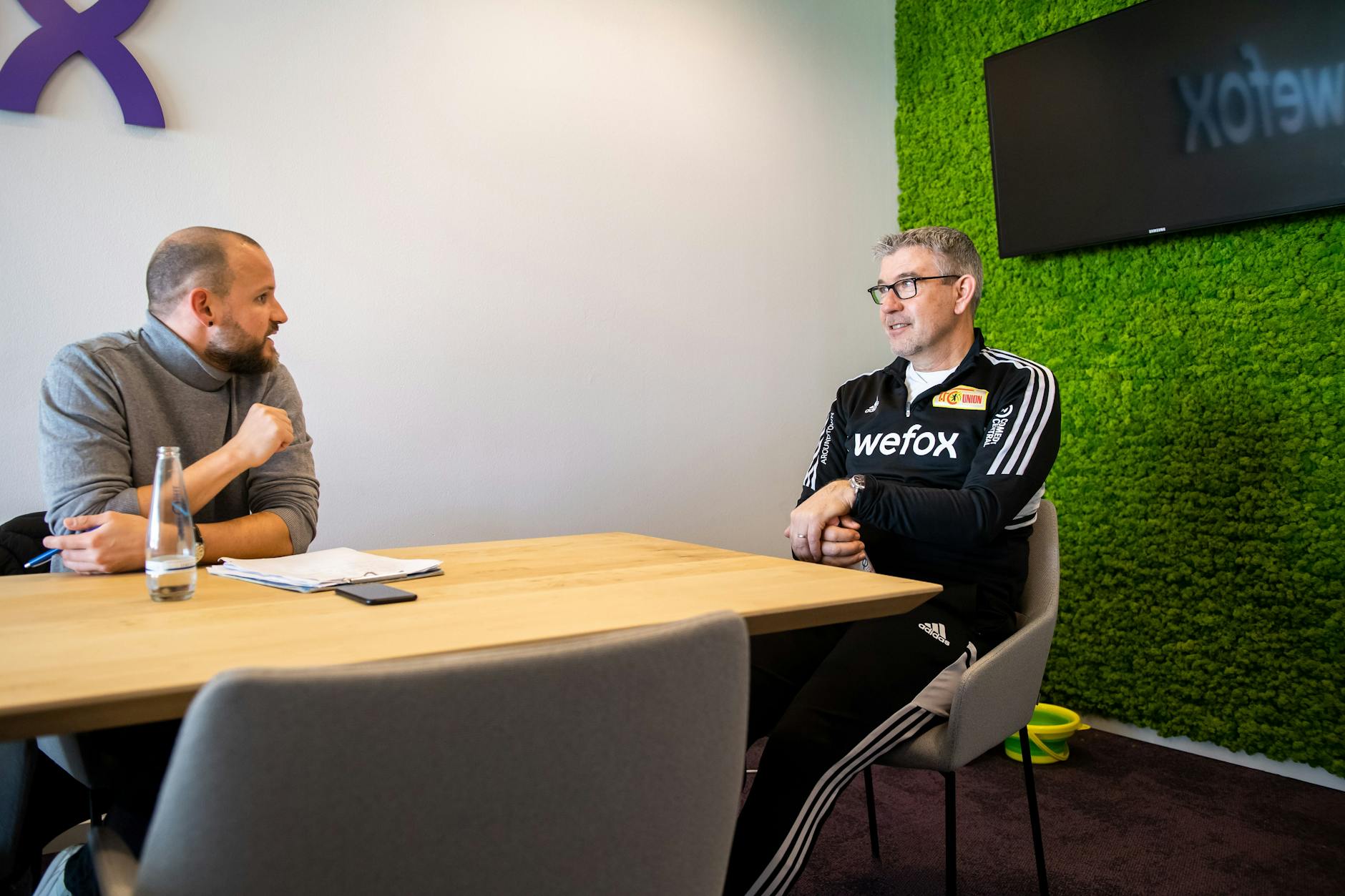 Union-Trainer Urs Fischer (r.) im Gespräch mit Nils Malzahn, Lead-Redakteur Sport der Berliner Zeitung.