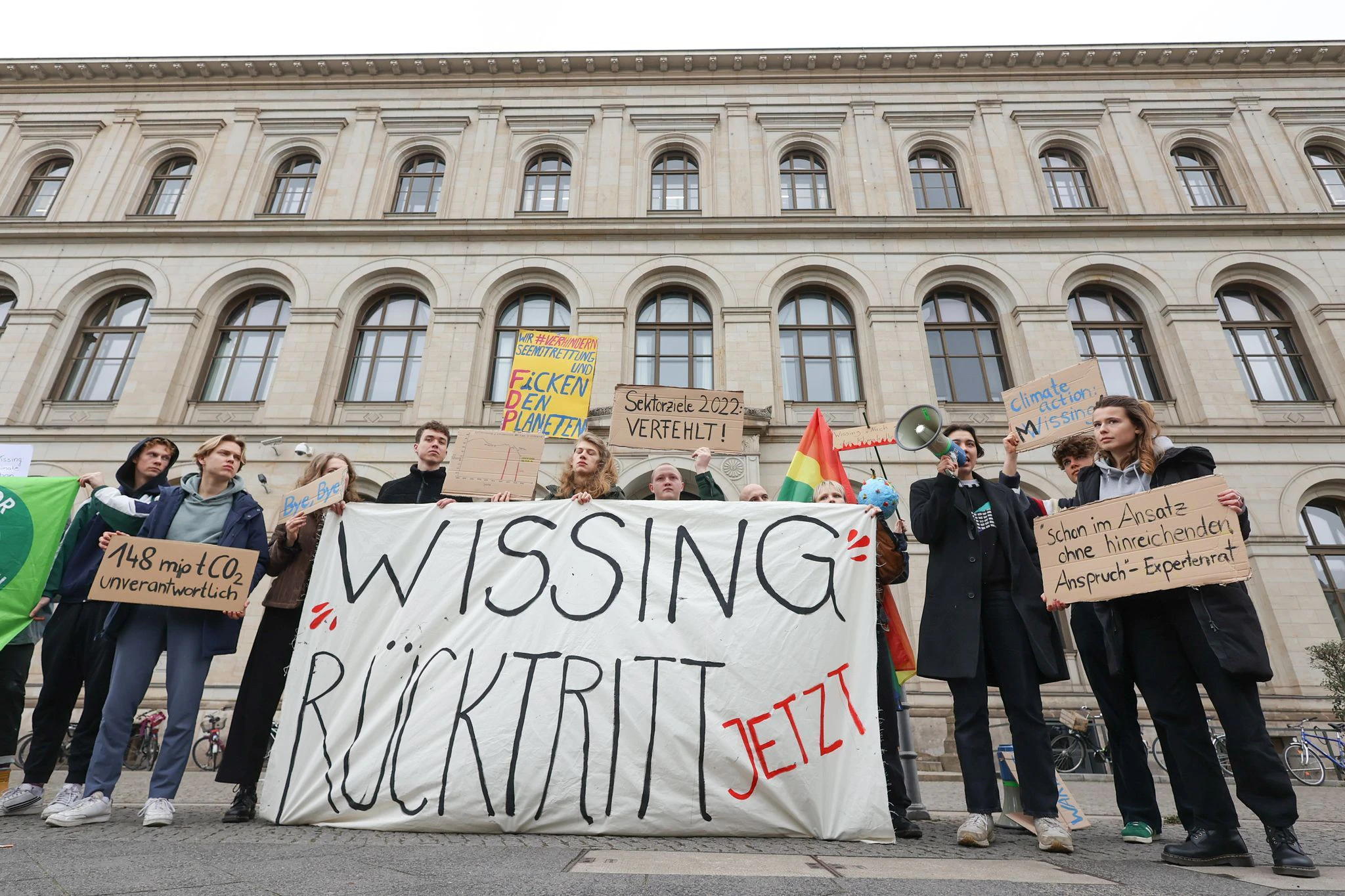 Zusammen mit weiteren Aktivisten von „Fridays for Future“ reichte Luisa Neubauer (r.) eine Petition für den Rücktritt von Bundesverkehrsminister Volker Wissing (FDP) am Verkehrsministerium ein.