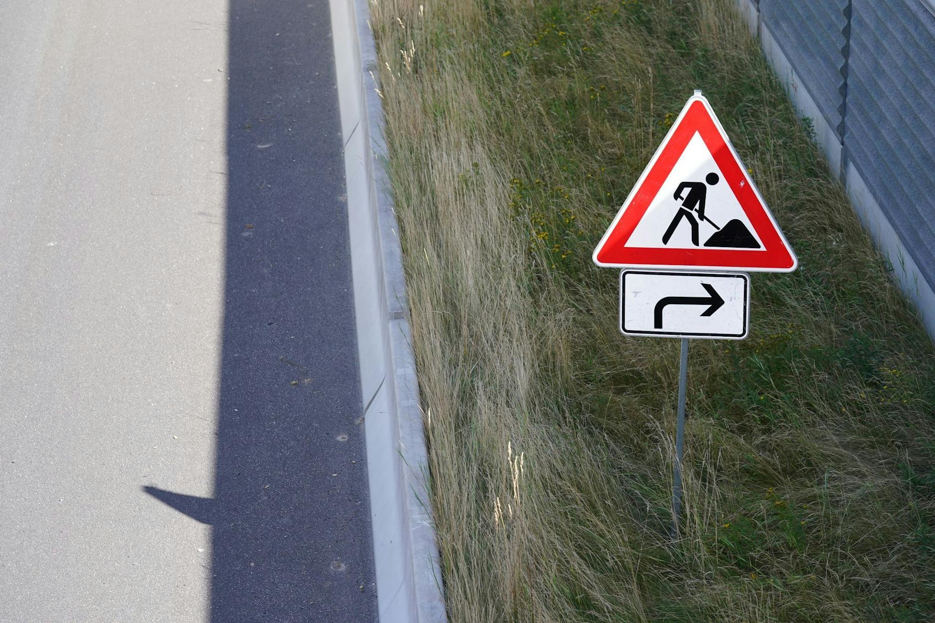 ARCHIV - Ein Verkehrsschild weist auf Bauarbeiten an einer Autobahn hin.