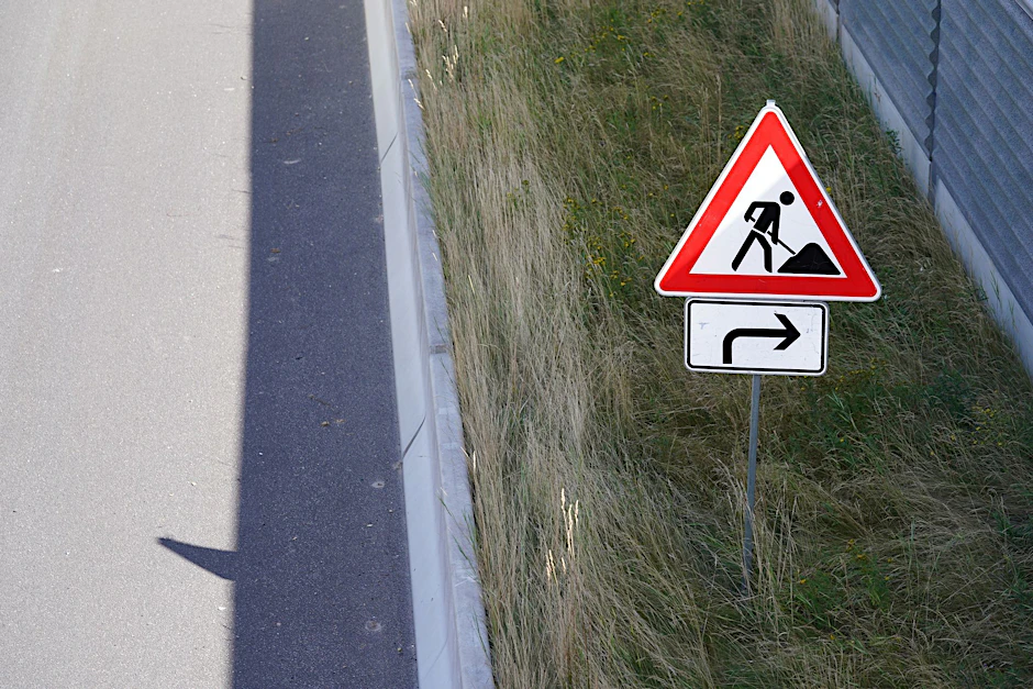 ARCHIV - Ein Verkehrsschild weist auf Bauarbeiten an einer Autobahn hin.  