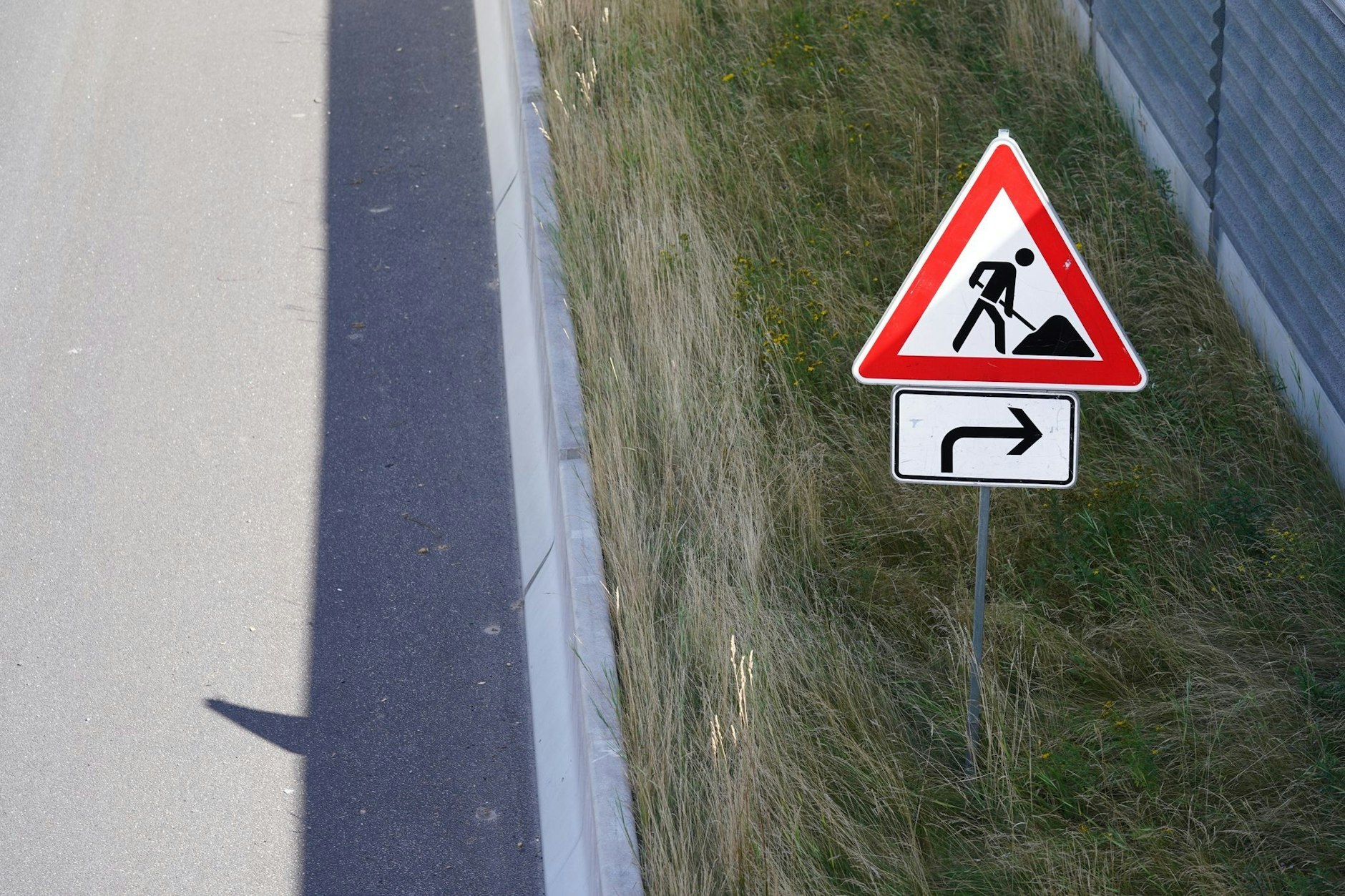 ARCHIV - Ein Verkehrsschild weist auf Bauarbeiten an einer Autobahn hin.  