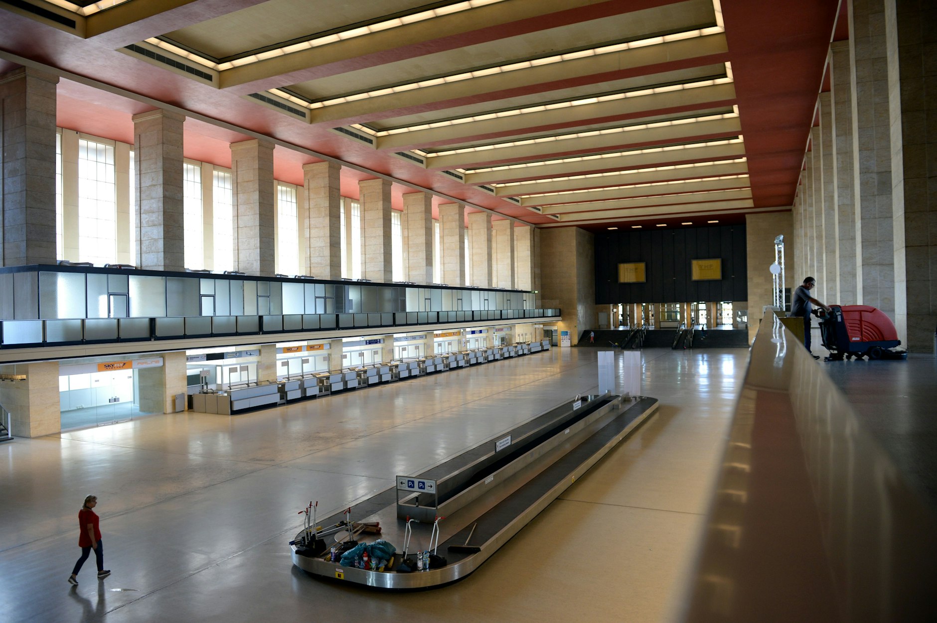 Auch 15 Jahre nachdem der Flugbetrieb eingestellt wurde, stehen noch die alten Gepäckbänder in der Ankunftshalle.