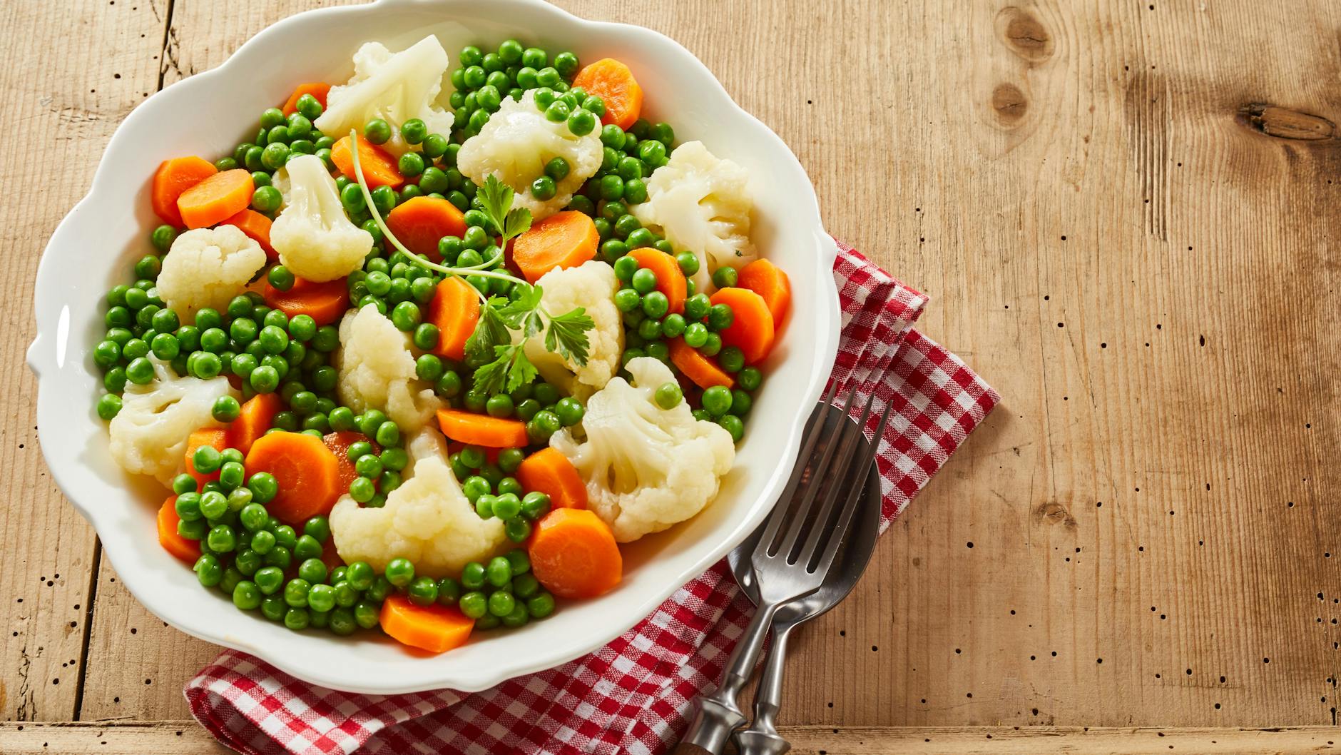 Leipziger Allerlei ist köstlich - und die perfekte Beilage zu Fleisch- und Fischgerichten. Im Rezept erfahren Sie auch, wie Sie die passende Sauce zum Leipziger Allerlei zubereiten.