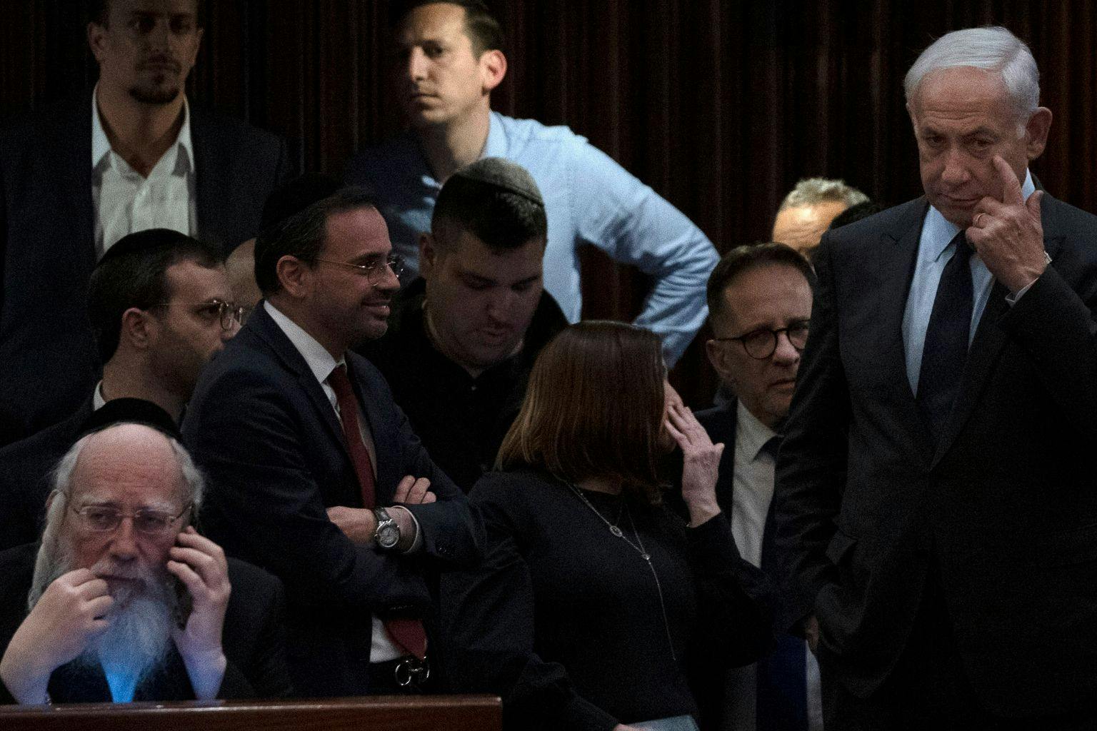 Israels Ministerpräsident Benjamin Netanjahu (r.) in der Knesset in Jerusalem. Nach heftigem Protest hat er seine umstrittene Justizreform vorerst ausgesetzt.