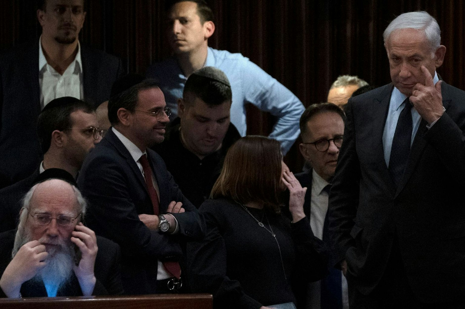 Israels Ministerpräsident Benjamin Netanjahu (r.) in der Knesset in Jerusalem. Nach heftigem Protest hat er seine umstrittene Justizreform vorerst ausgesetzt.
