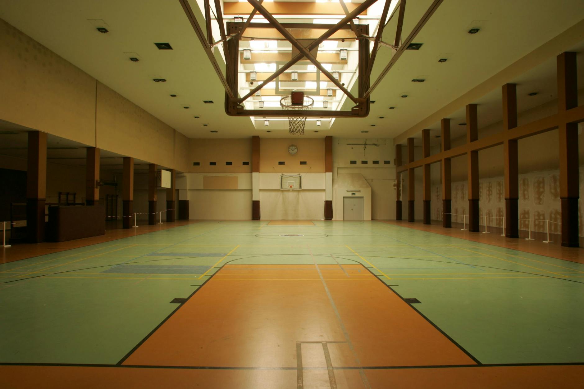 Die Sporthalle im sechsten Stock des Flughafengebäudes blieb seit dem Auszug der US-Streitkräfte unverändert. Dafür sorgt der Denkmalschutz. Gespielt werden darf hier aber nicht mehr. Das Dach, dass die Amerikaner bauten, ist nach deutschem Baurecht zu schwer für eine Sportanlage.