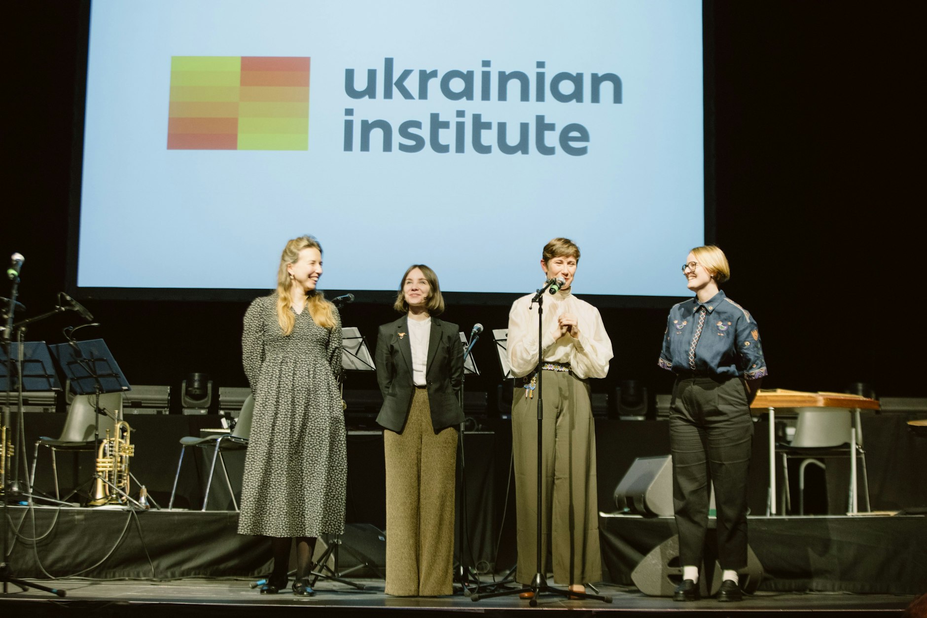 Kateryna Rietz-Rakul (am Mikrofon) mit ihrem Team am Eröffnungsabend der Auslandsrepräsentanz in Deutschland im Kesselhaus an der Kulturbrauerei.