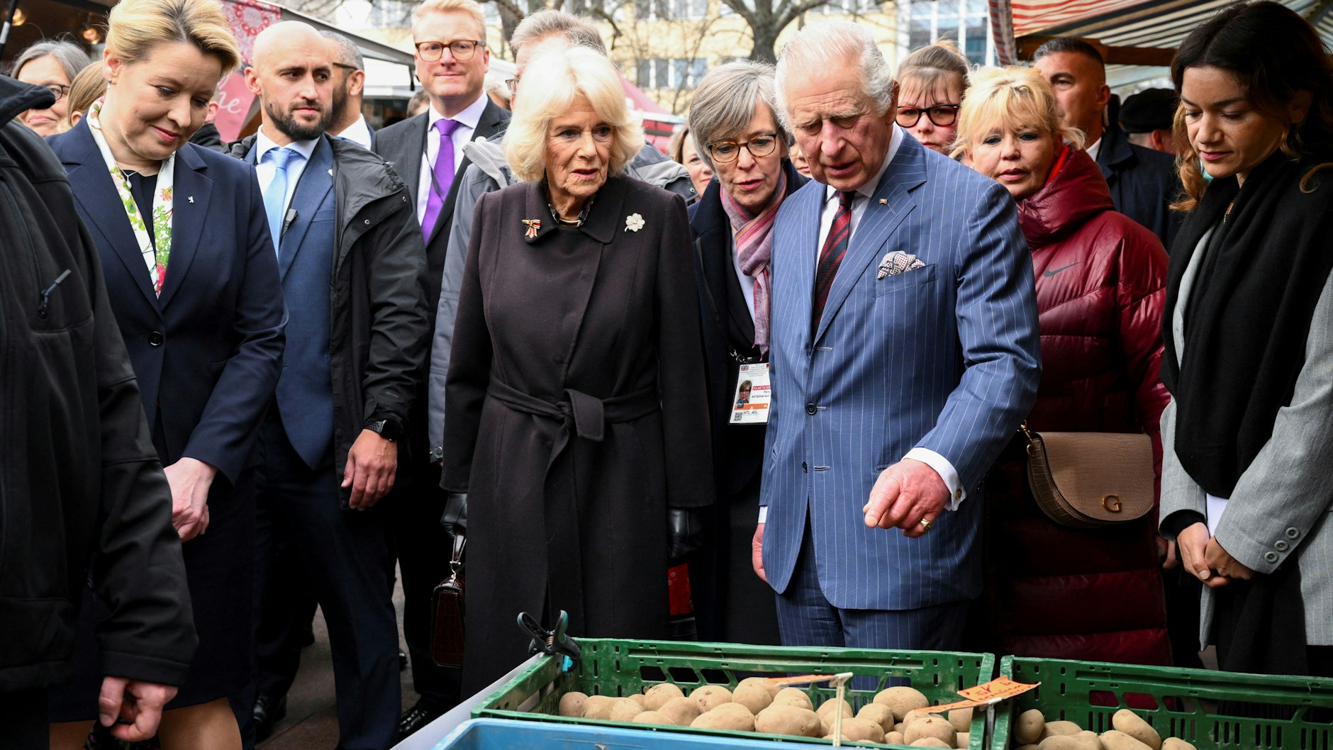 Am Donnerstag besuchten Charles und Camilla einen Wochenmarkt - gemeinsam mit Berlins Regierender Bürgermeisterin Franziska Giffey.