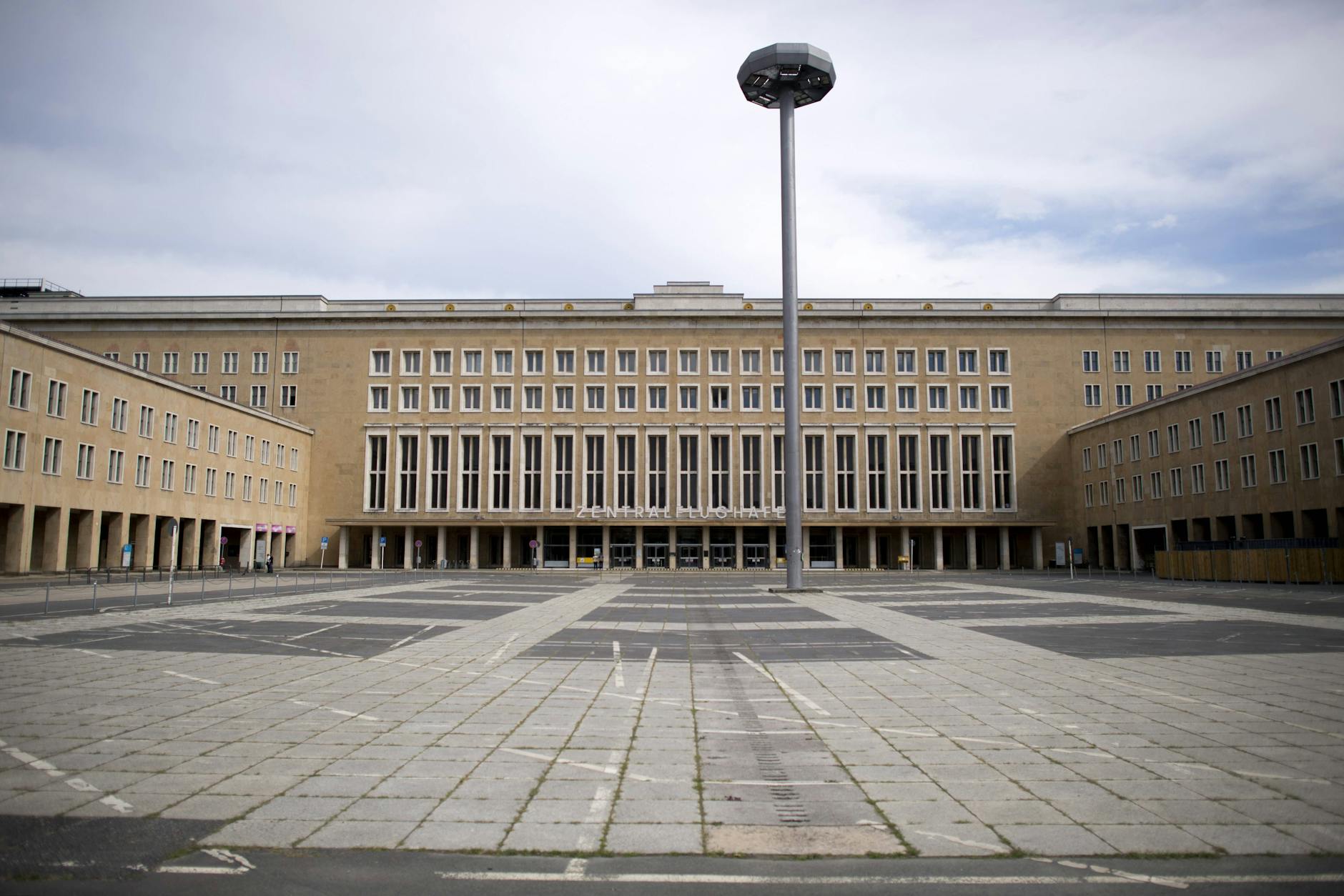 Das Flughafengebäude Tempelhof ist das größte Baudenkmal Europas. Der geschwungene Halbkreis ist 1,2 Kilometer lang und umfasst neun Stockwerke. Drei davon sind unterirdisch. Große Bereiche des Gebäudes stehen heute leer.