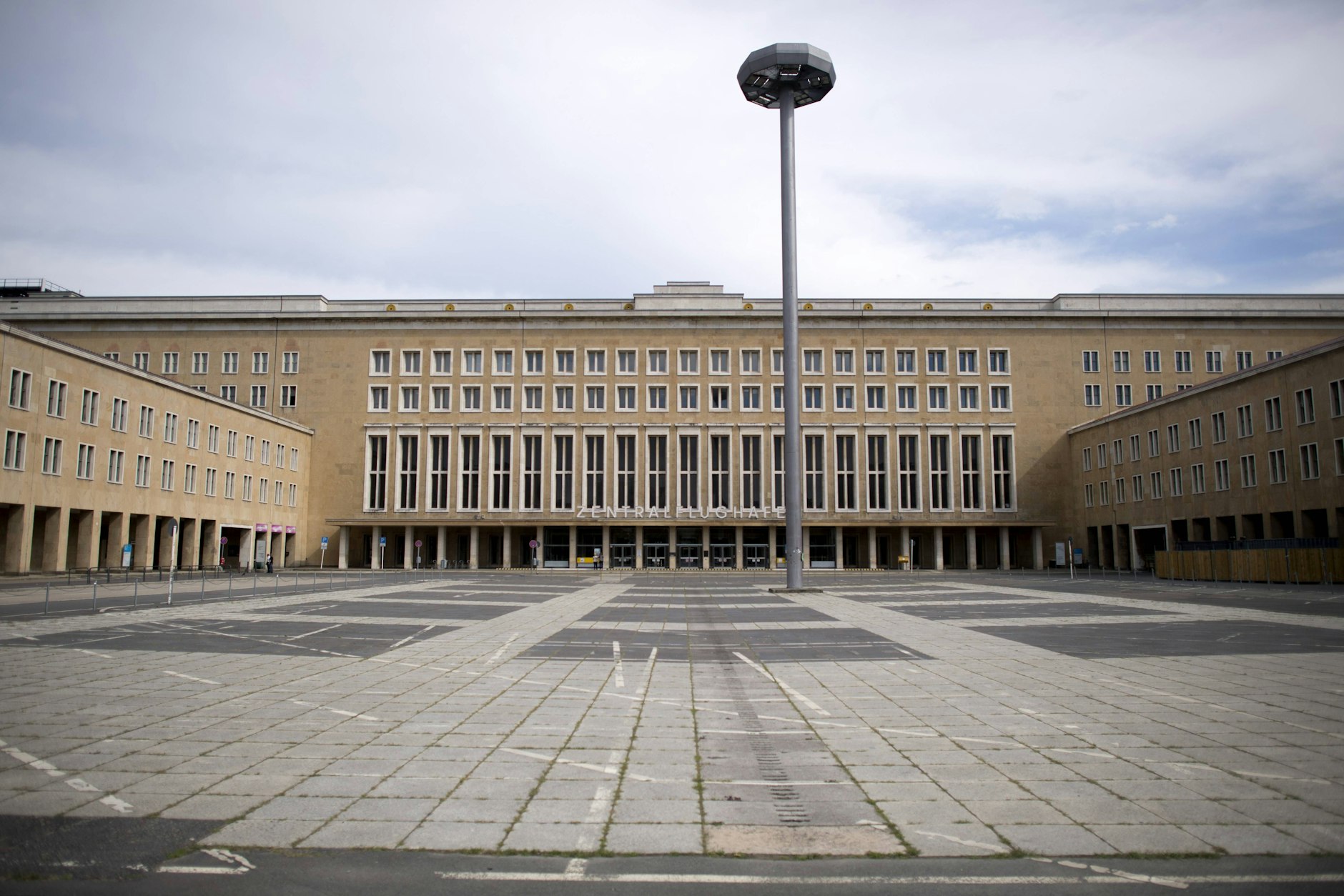 Das Flughafengebäude Tempelhof ist das größte Baudenkmal Europas. Der geschwungene Halbkreis ist 1,2 Kilometer lang und umfasst neun Stockwerke. Drei davon sind unterirdisch. Große Bereiche des Gebäudes stehen heute leer.