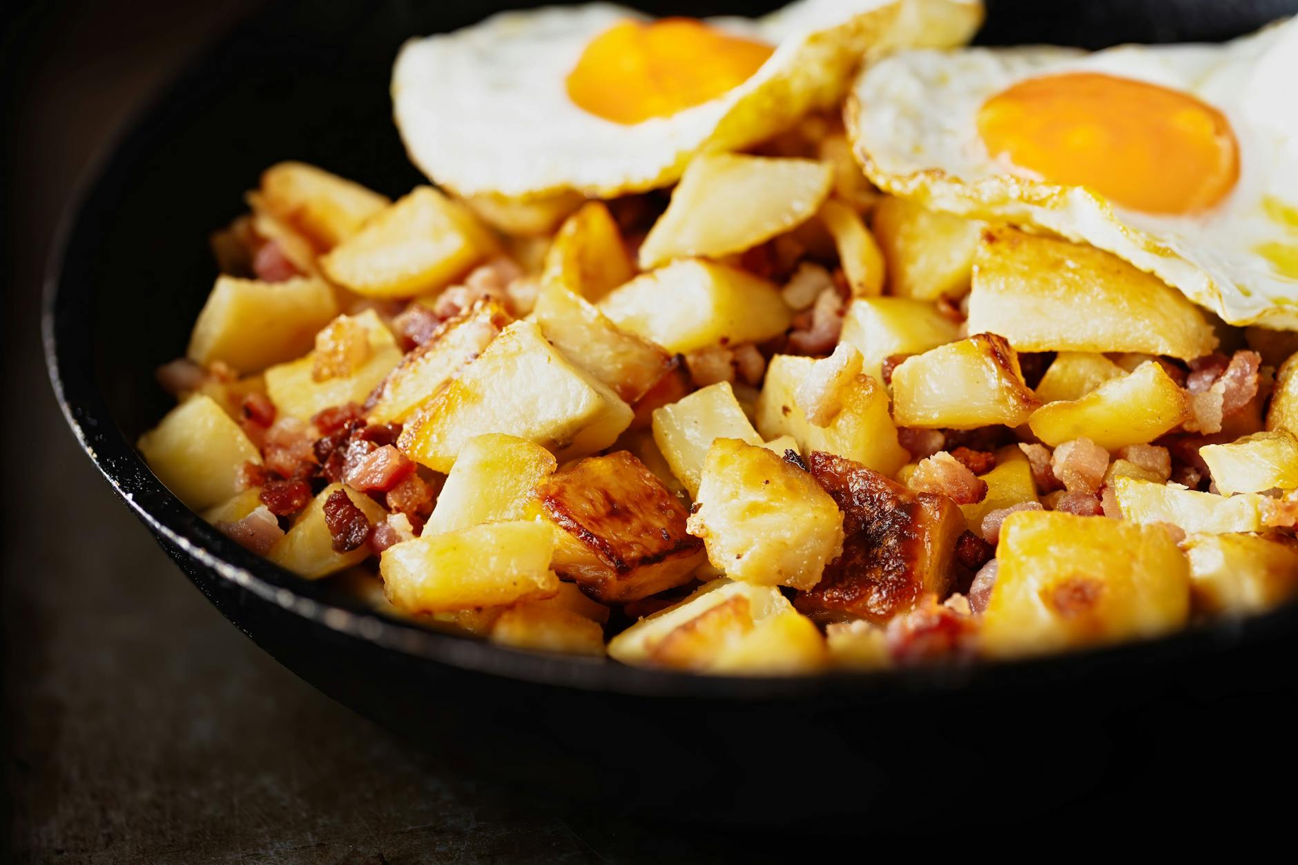 Wer möchte, kann Hoppel Poppel auch mit Spiegelei zubereiten - auch so schmeckt das leckere Reste-Essen toll. Probieren Sie das Rezept aus!