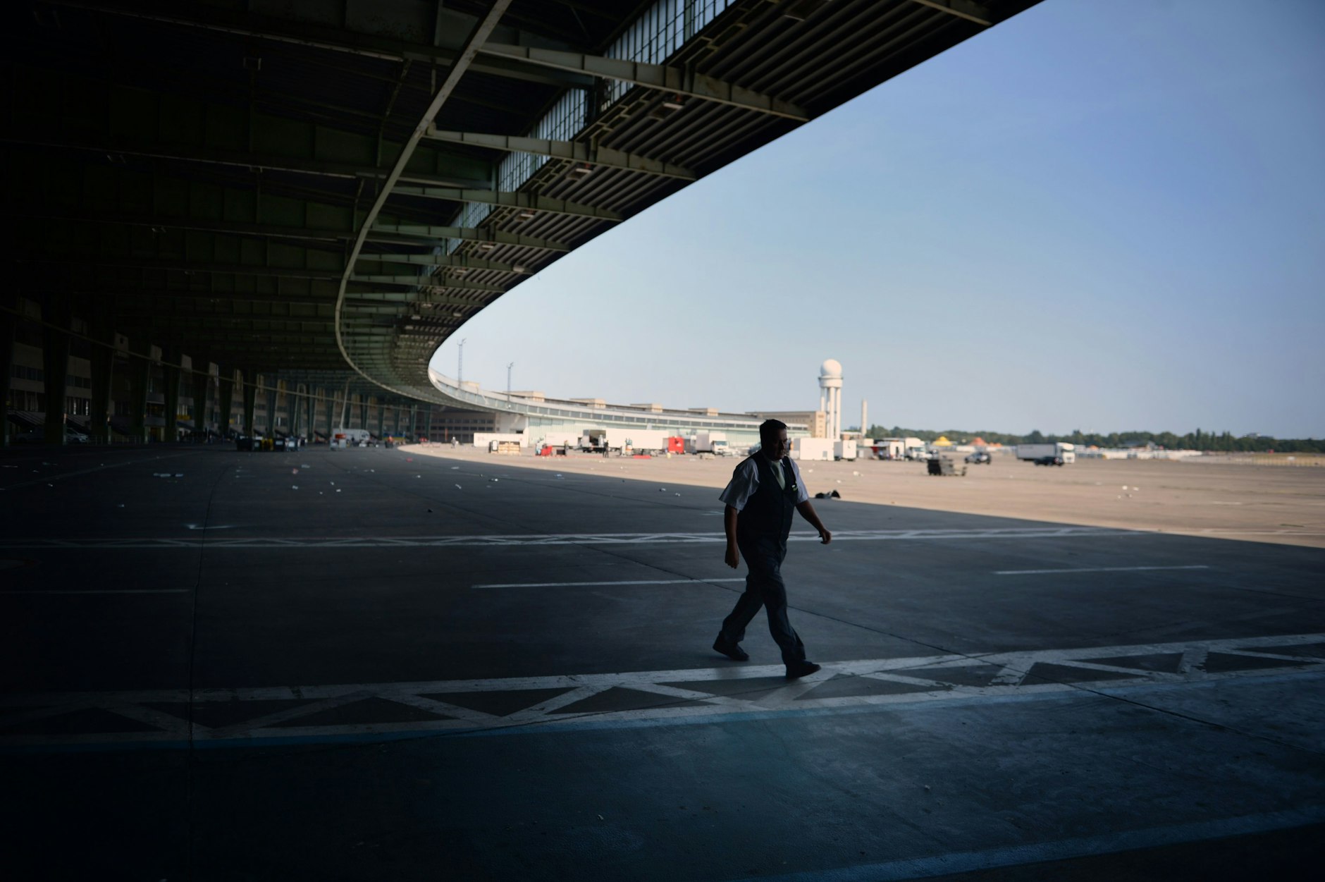 Früher parkten hier die Flugzeuge und luden Passagiere und Gepäck ein und aus. Heute wird der Vorplatz für Events genutzt. Zum Beispiel die Formel-E und auch das Festival Tempelhof Sounds finden hier statt.