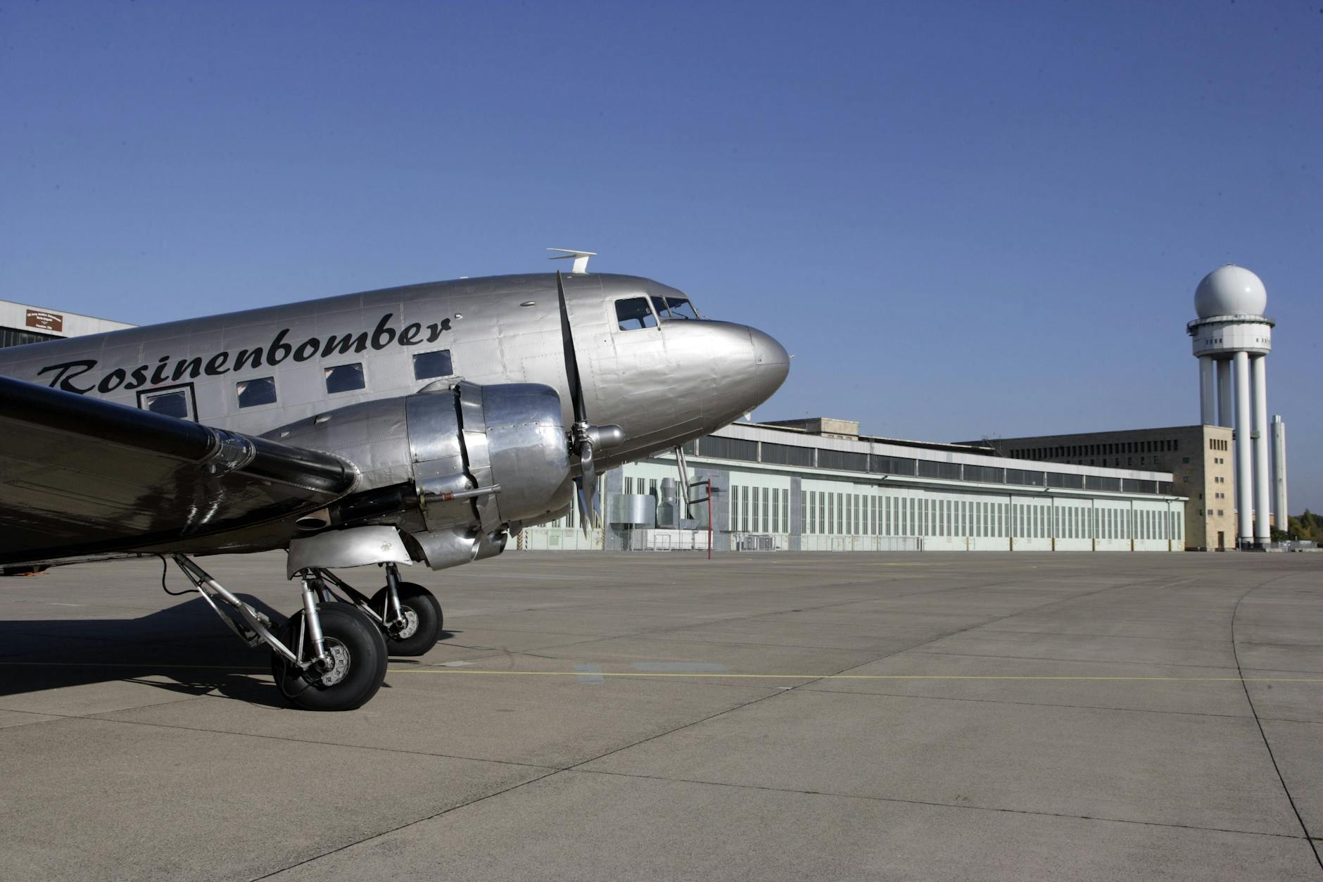 Während der Luftbrücke landeten täglich rund 1000 Rosinenbomber in West-Berlin. Sie flogen durch zwei schmale Flugkorridore und über einen dritten zurück in die BRD.