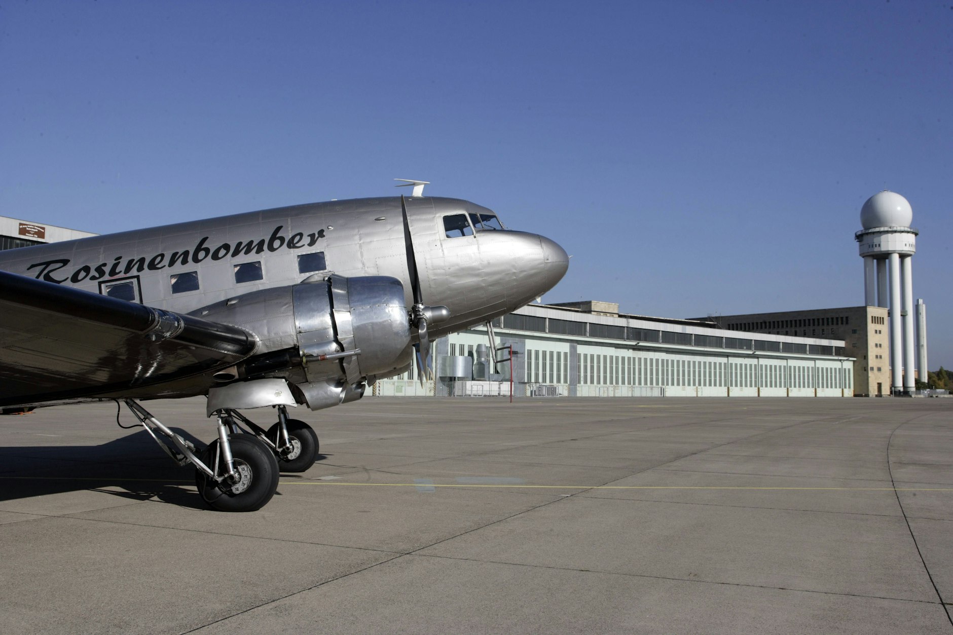 Während der Luftbrücke landeten täglich rund 1000 Rosinenbomber in West-Berlin. Sie flogen durch zwei schmale Flugkorridore und über einen dritten zurück in die BRD.