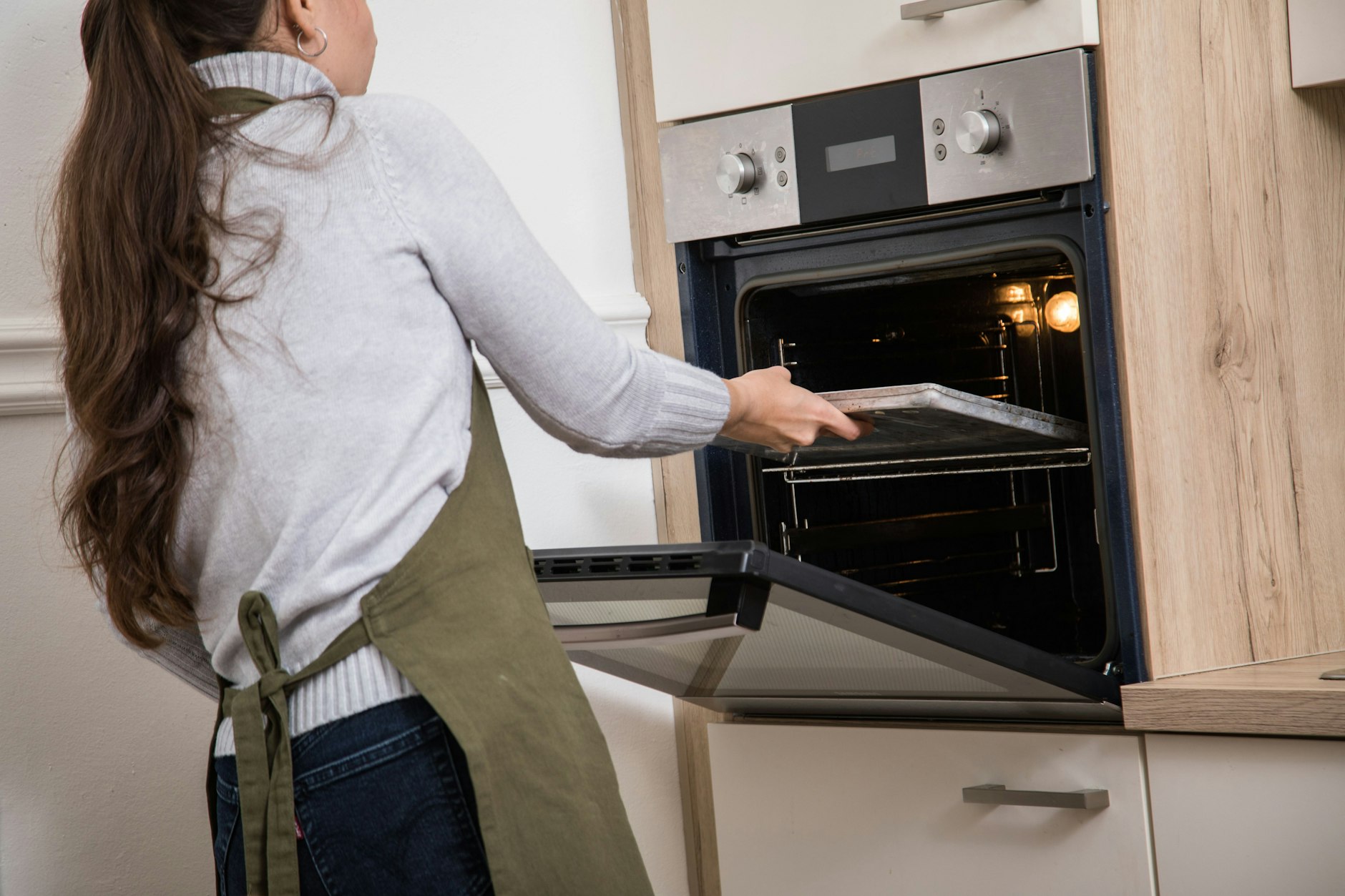 Bei vielen Gerichten lässt sich der Ofen früher ausschalten. Denn seine Nachwärme gart und backt trotzdem weiter.