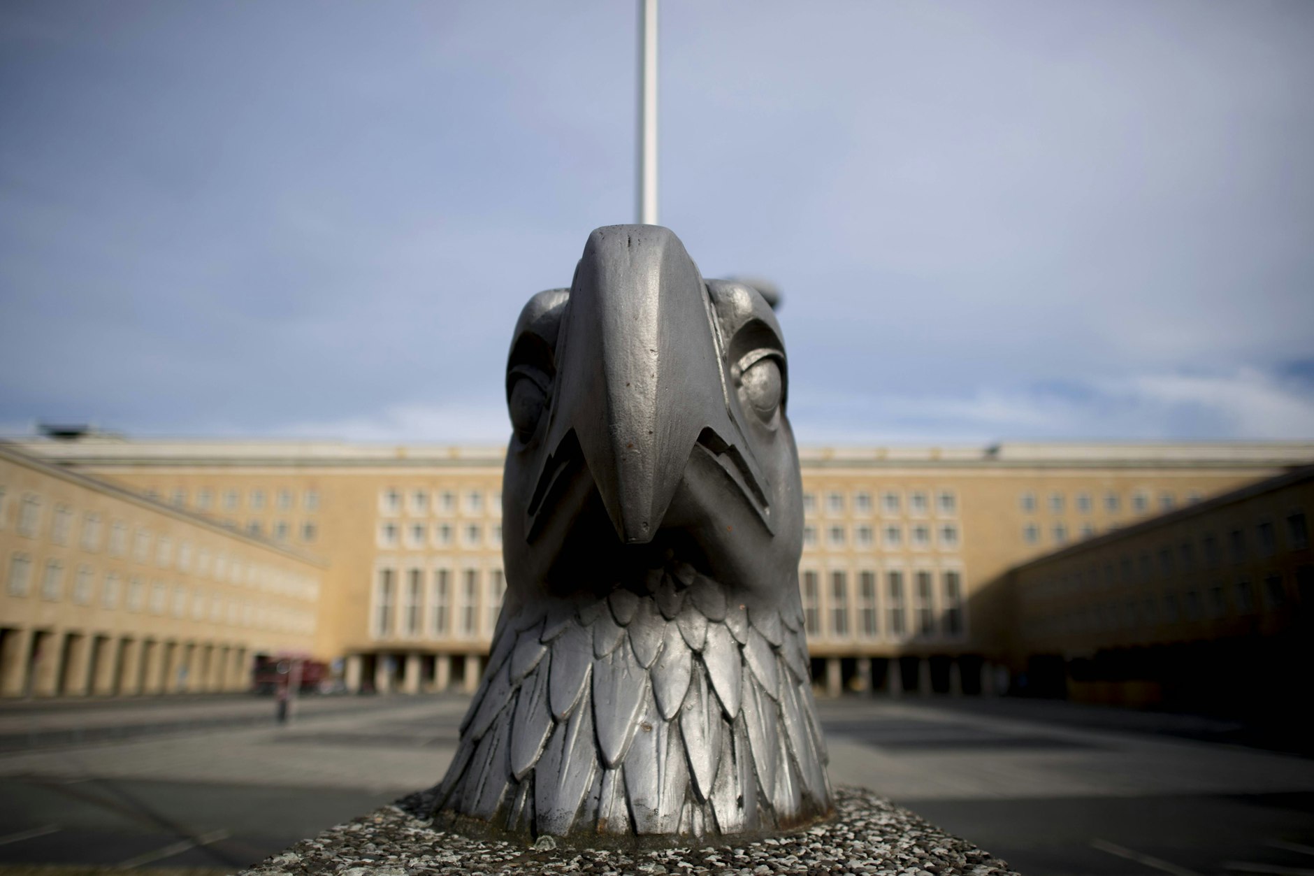 Einst thronte der Adler auf dem Flughafengebäude auf einer Weltkugel. Heute steht er vor dem Flughafen und gilt als Zeichen deutsch-amerikanischer Freundschaft.