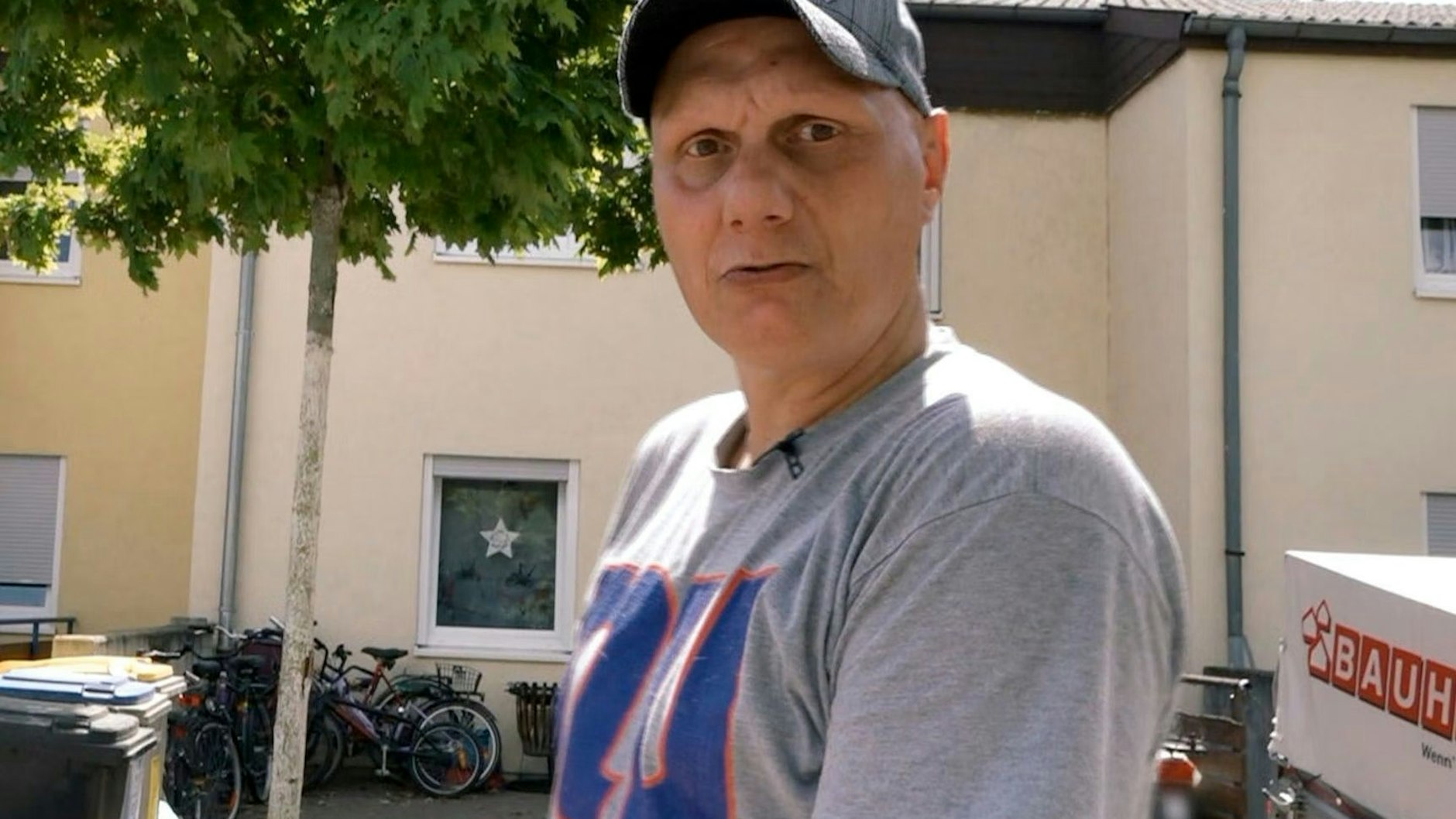 Elvis gehört zu den Stars aus „Hartz und herzlich“. Für seine Auftritte wird er auch angefeindet.