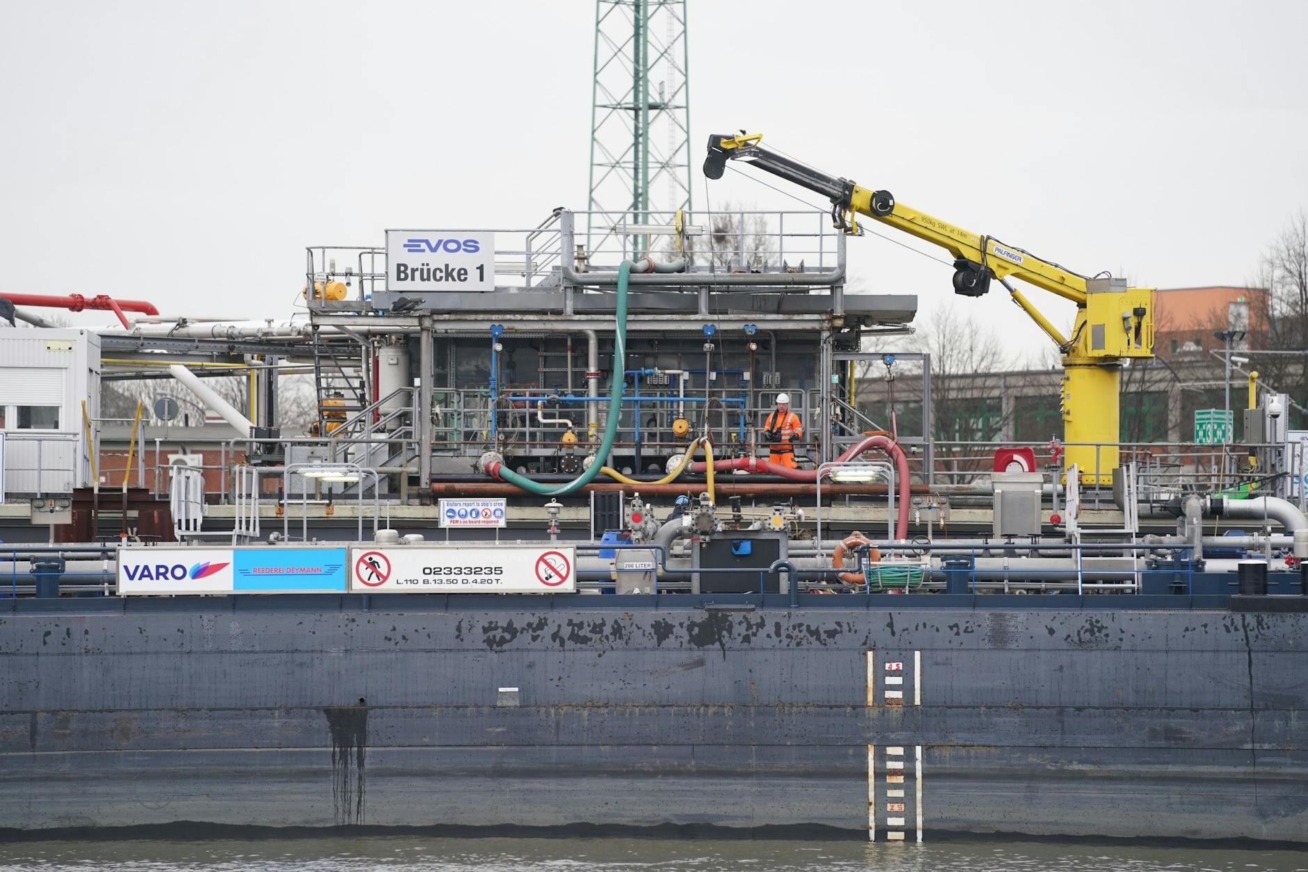Ein Tanker liegt am Anleger auf dem Firmengelände der Evos Hamburg. Das Projekt: Der Hamburg Blue Hub soll ein offener Handelspunkt für synthetische Treibstoffe wie zum Beispiel E-Fuels aus aller Welt werden und vor allem den Import nach Deutschland und Europa vereinfachen.
