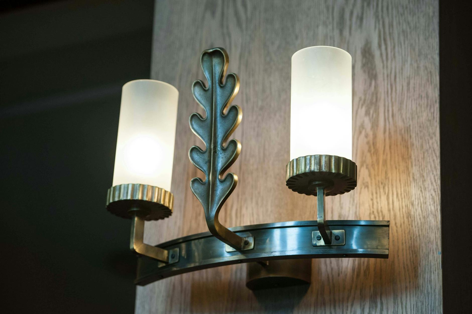 Seit 1995 steht das Flughafengebäude unter Denkmalschutz. Die Lampen im US-Offizierscasino hängen noch heute.